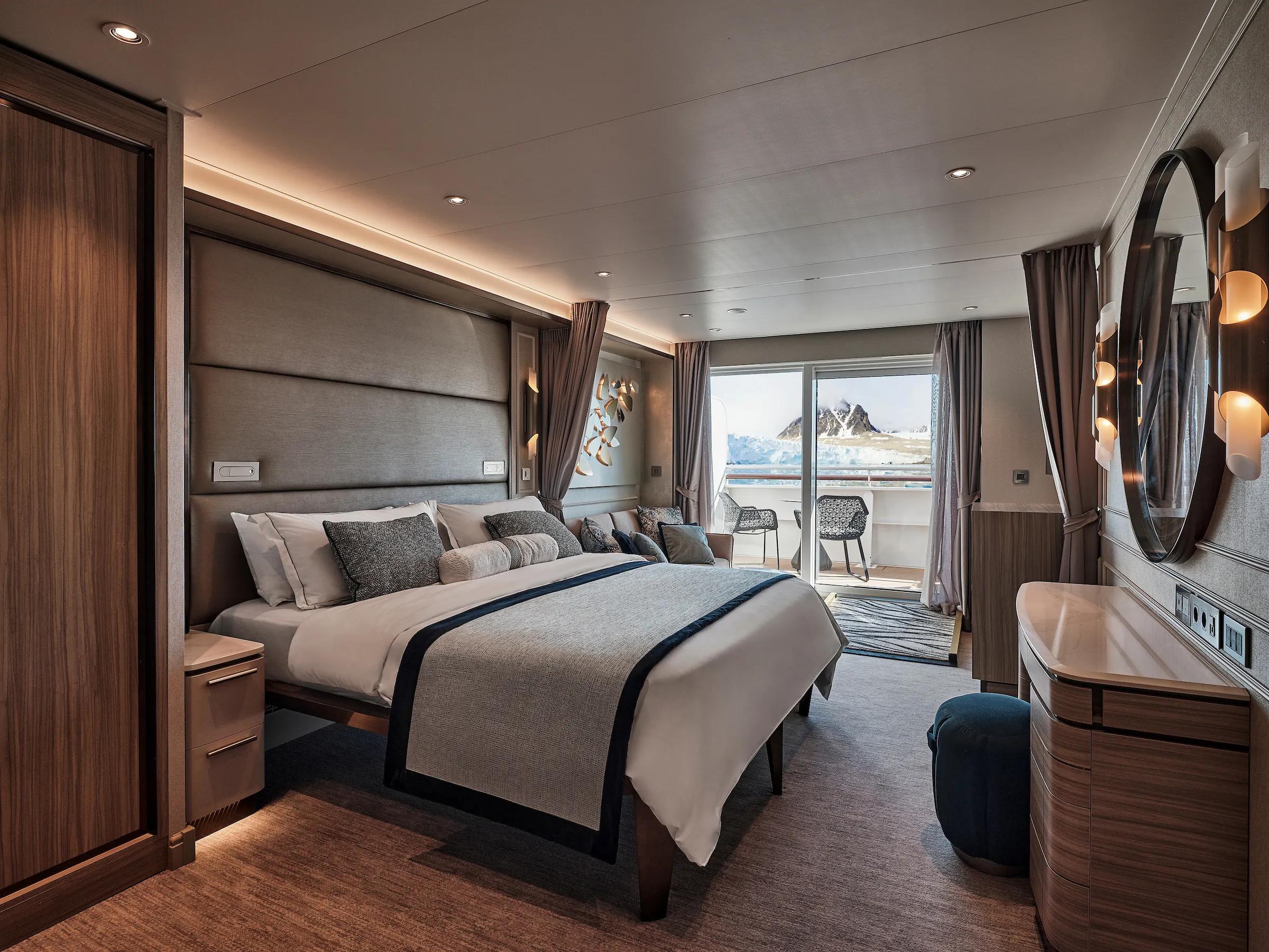Classic Veranda Suite ADA, Silver Endeavour.