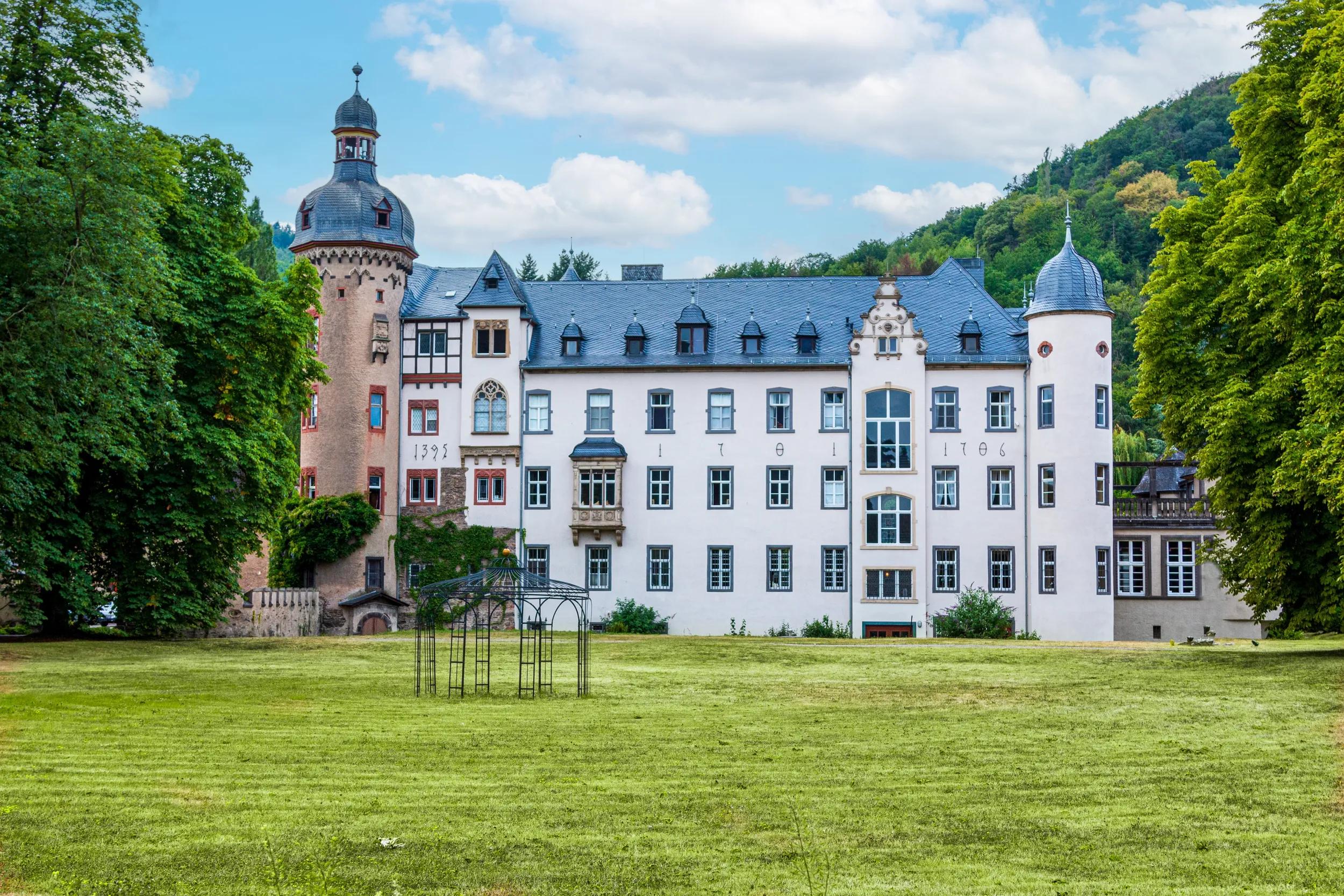 a-eu-germany-namedy-castle-andernach-exterior-2277252363-s