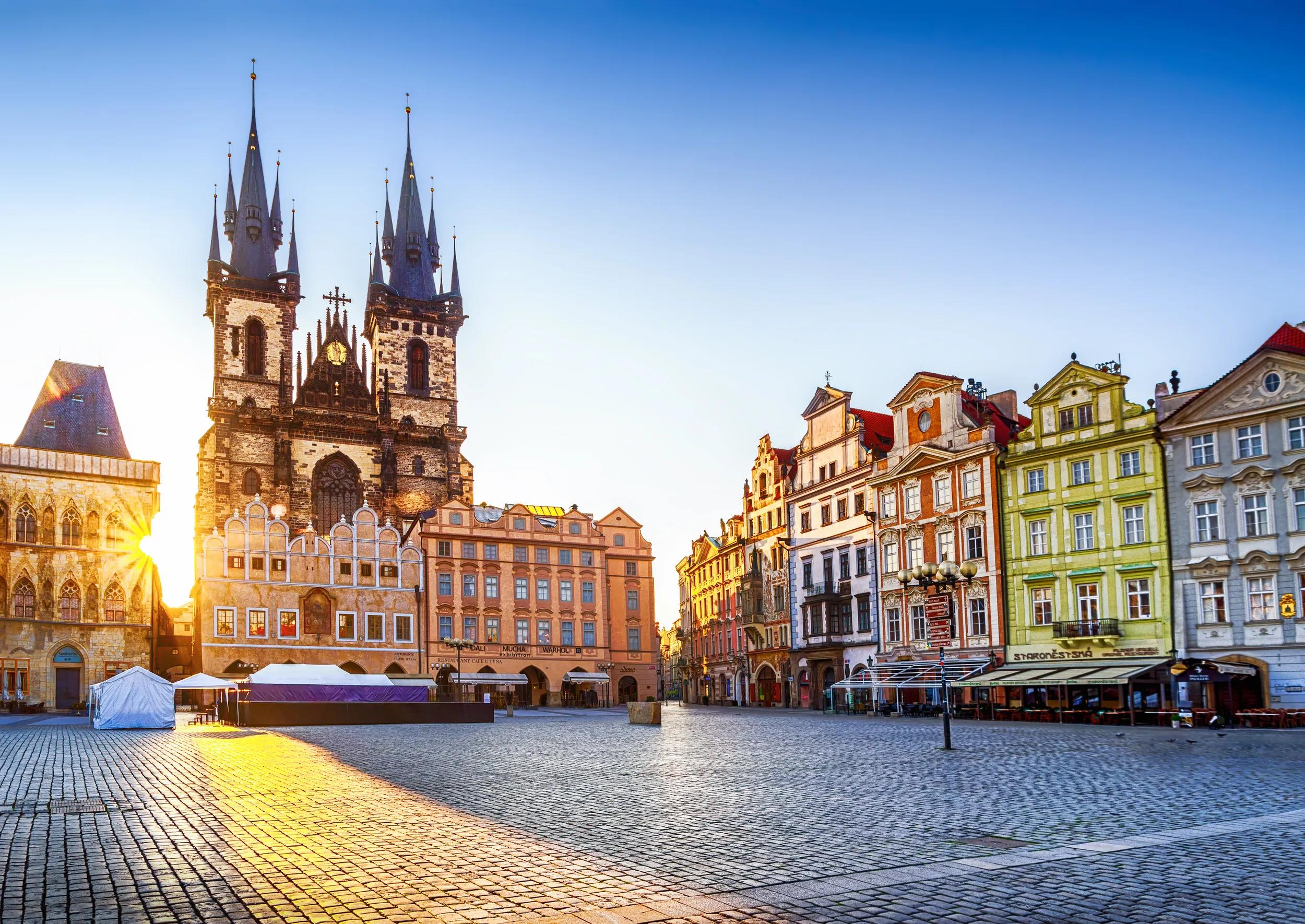 a-eu-czech-rep-prague-old-town-square-965384836-g-rf