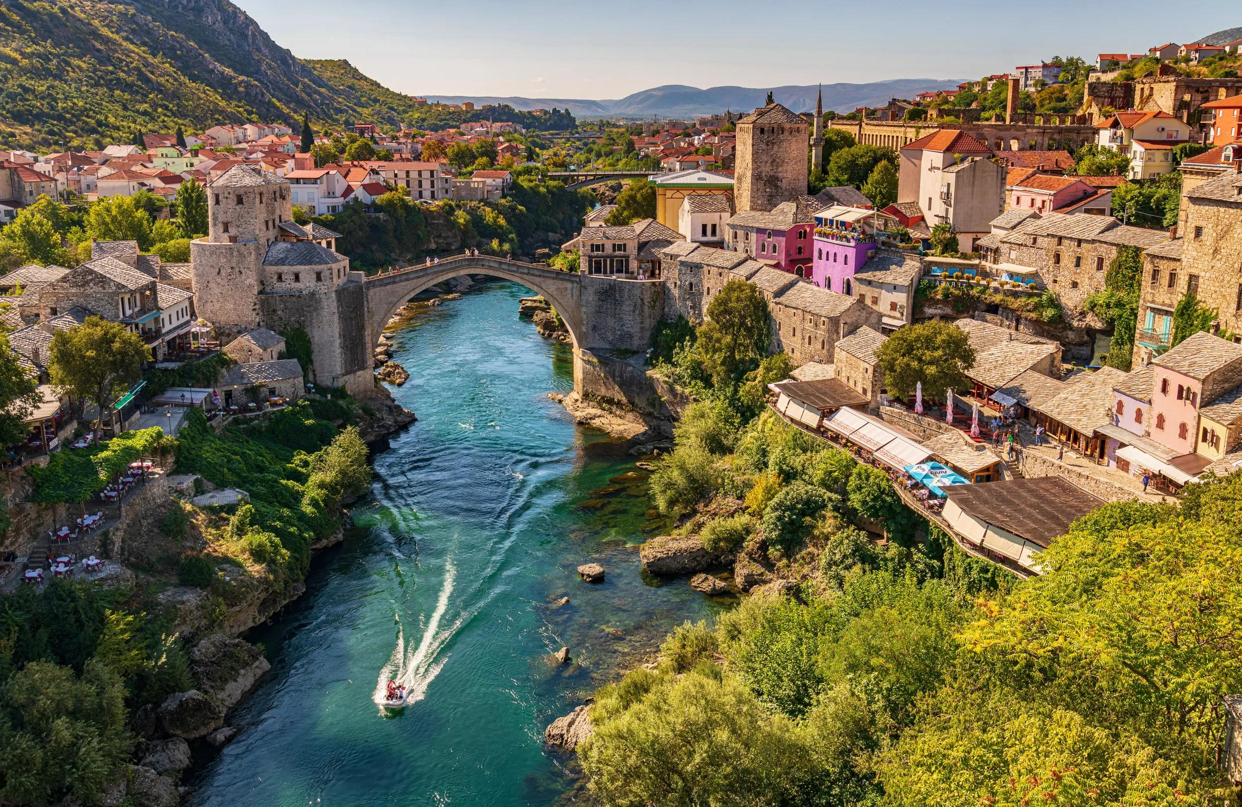 a-eu-bosnia-mostar-old-bridge-477376700-as