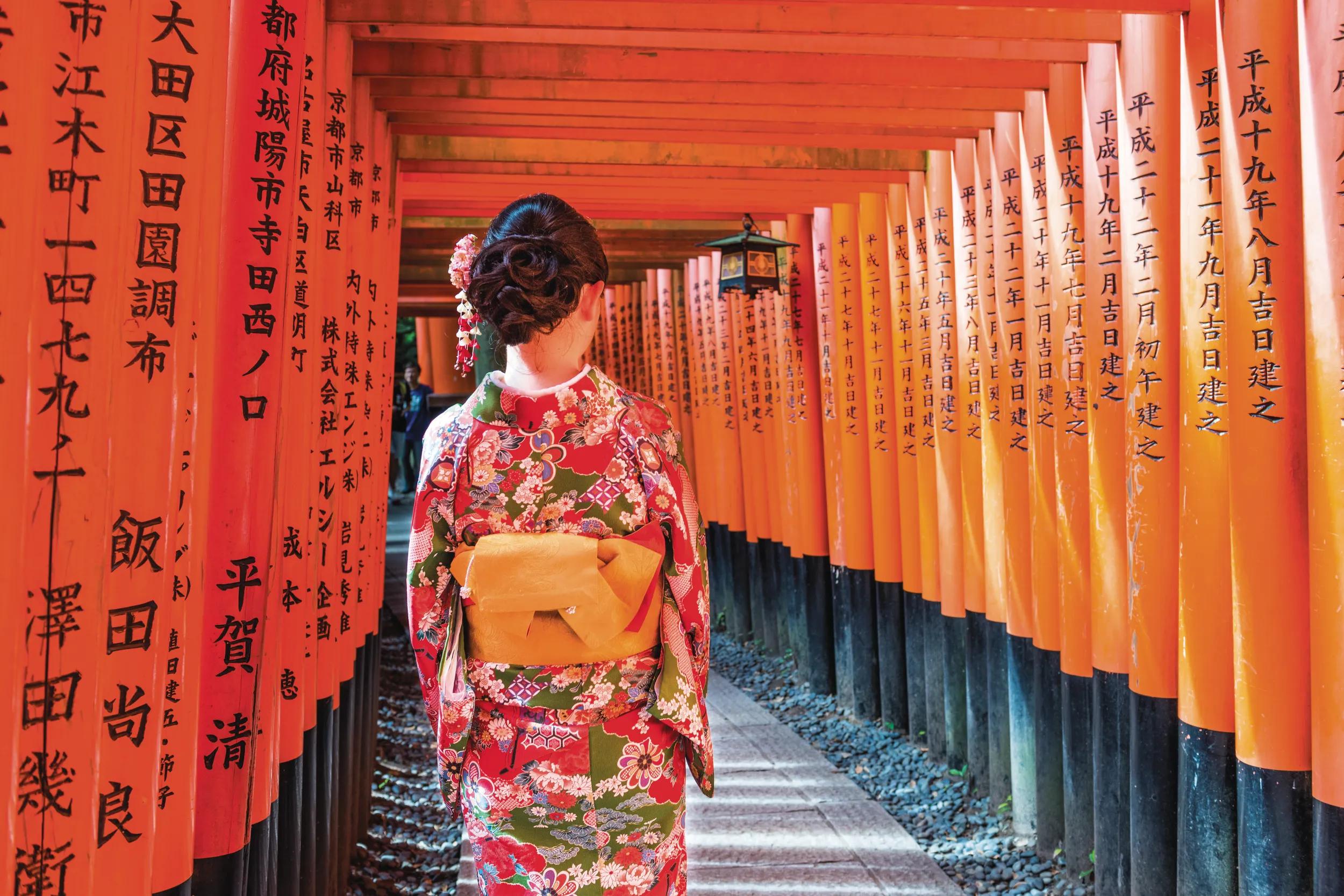 t-as-japan-kyoto-fushimi-inari-shrine-red-torii-gates-124495609-as