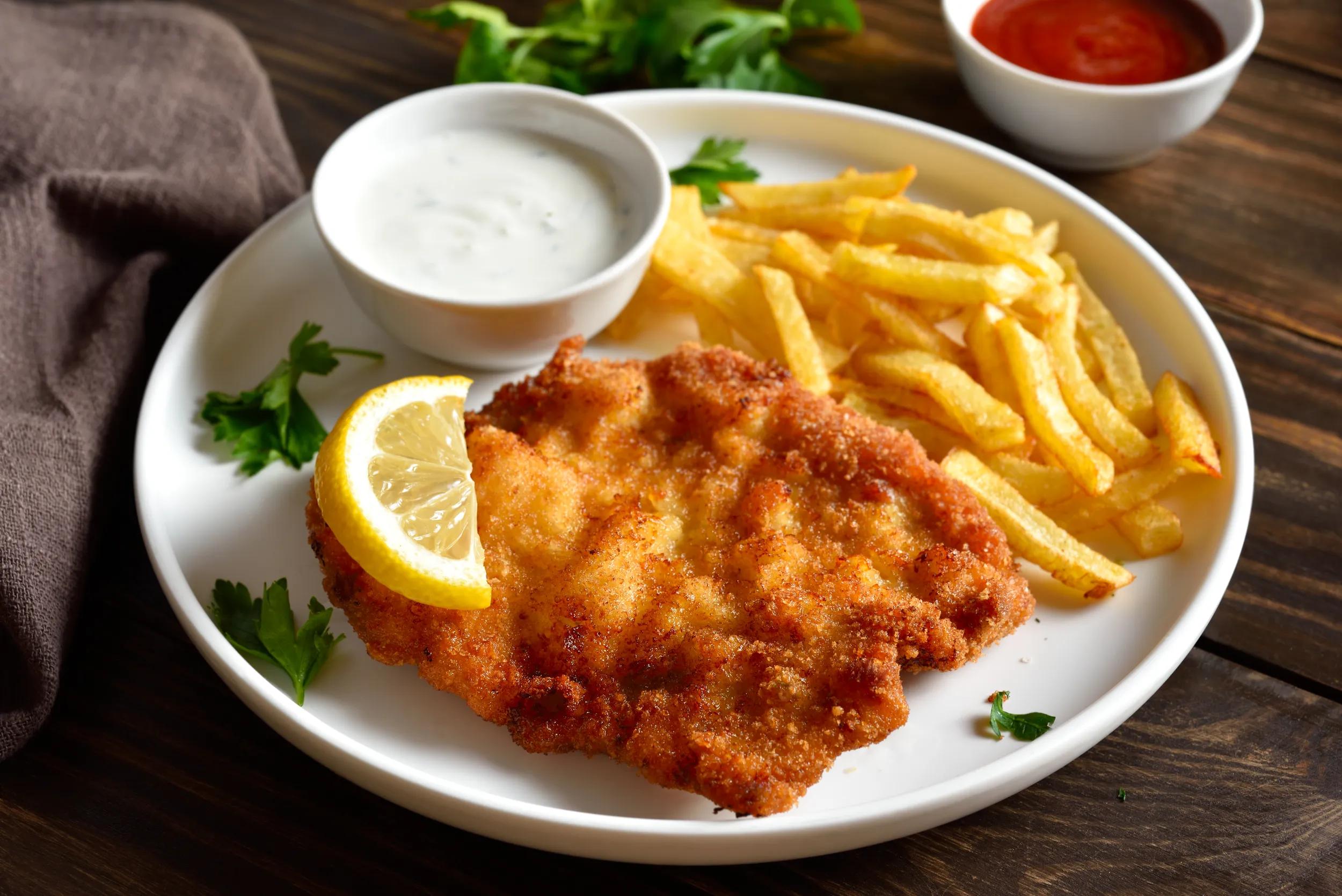 a-eu-austria-salzburg-generic-cuisine-wiener-schnitzel-1759402380-g-rf