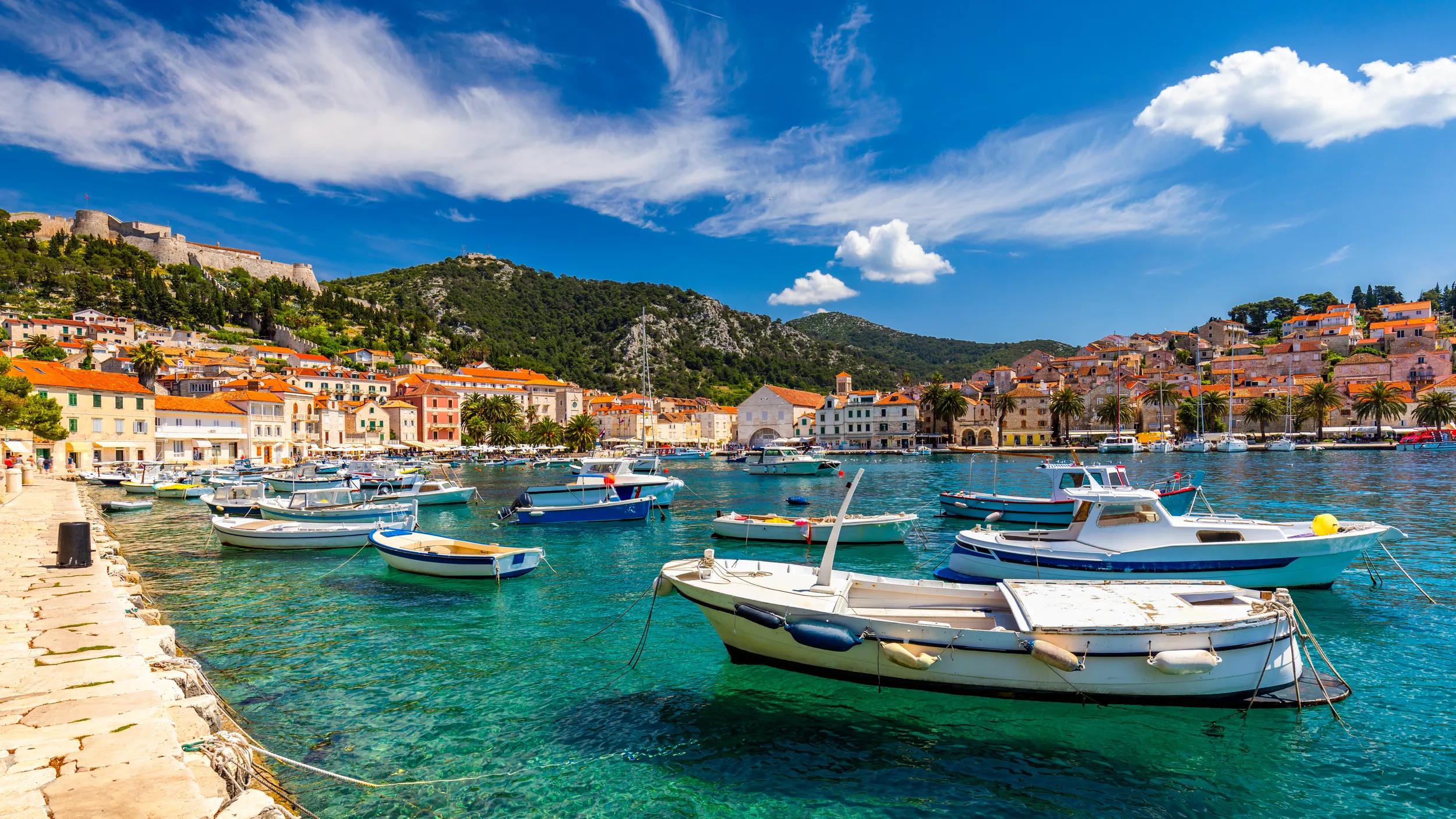 a-eu-croatia-hvar-old-adriatic-island-town-293993049-as