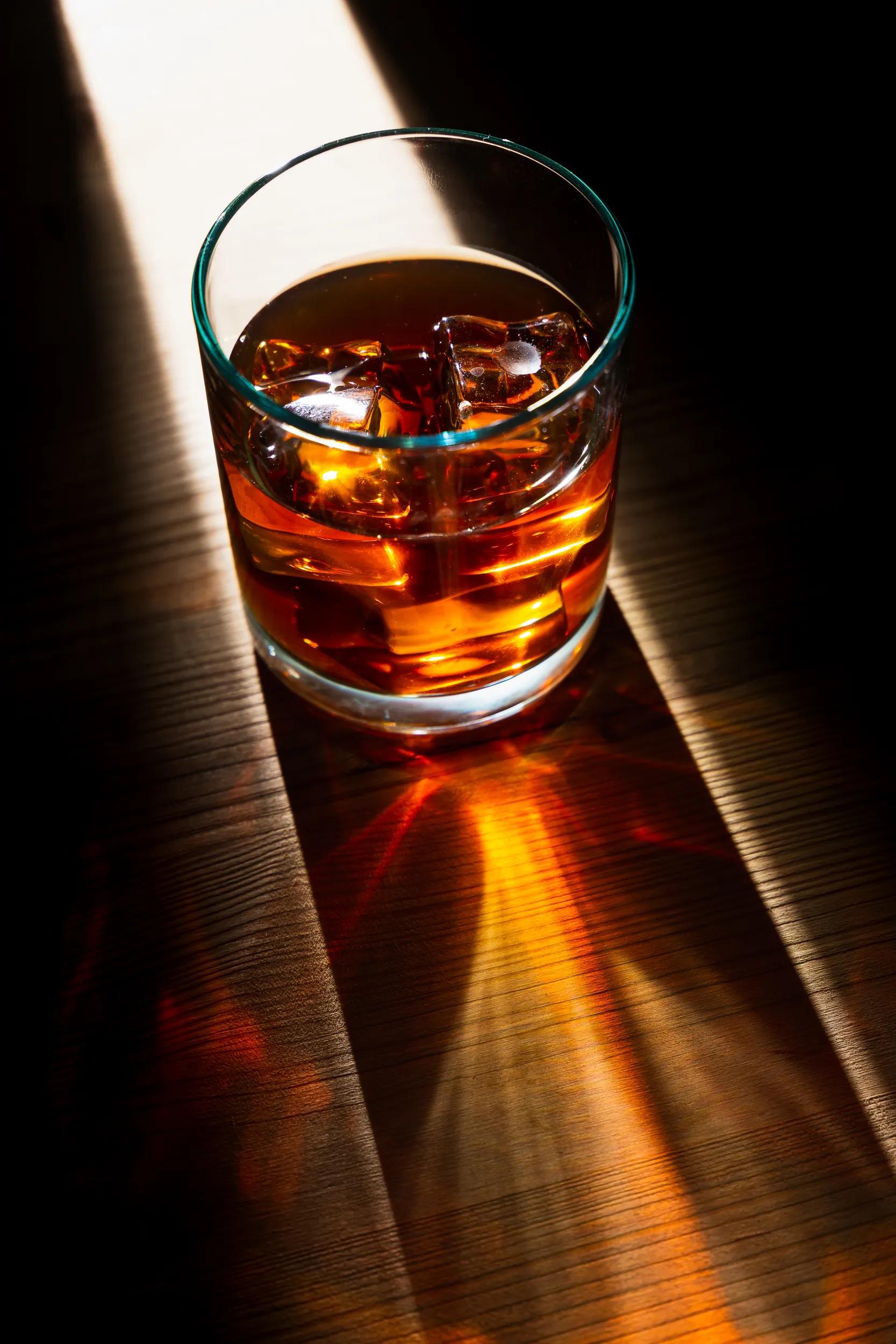 t-eu-ireland-whiskey-with-ice-close-up-2292699521-s