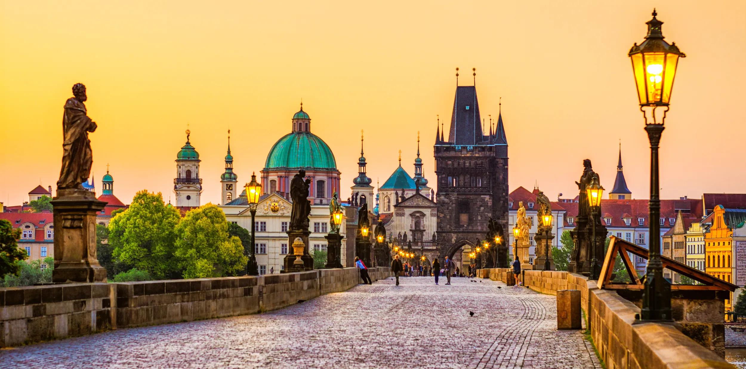 t-eu-czech-republic-prague-charles-bridge-966899422-g-rf