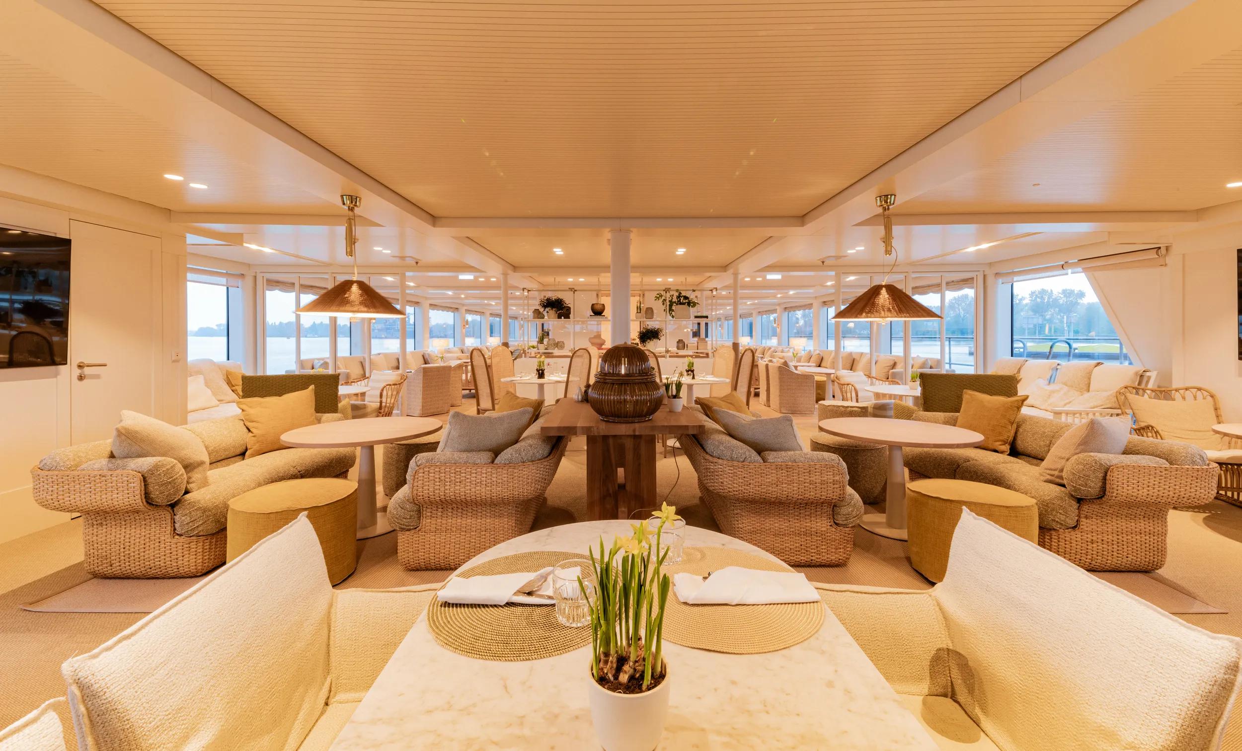 APT Solara Ship, Salon Lounge.