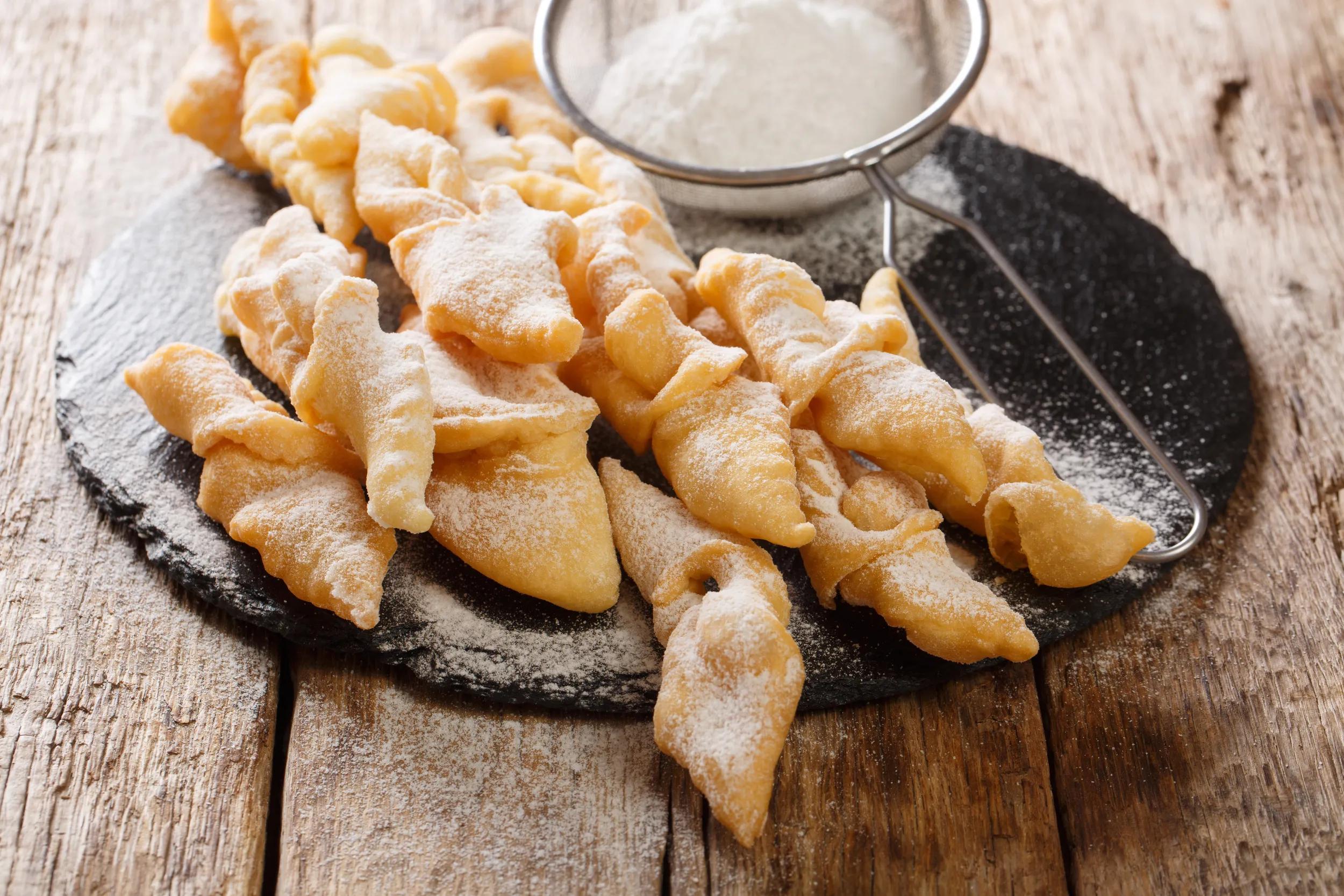 t-eu-generic-polish-dessert-faworki-with-powdered-sugar-1168893934-g-rf