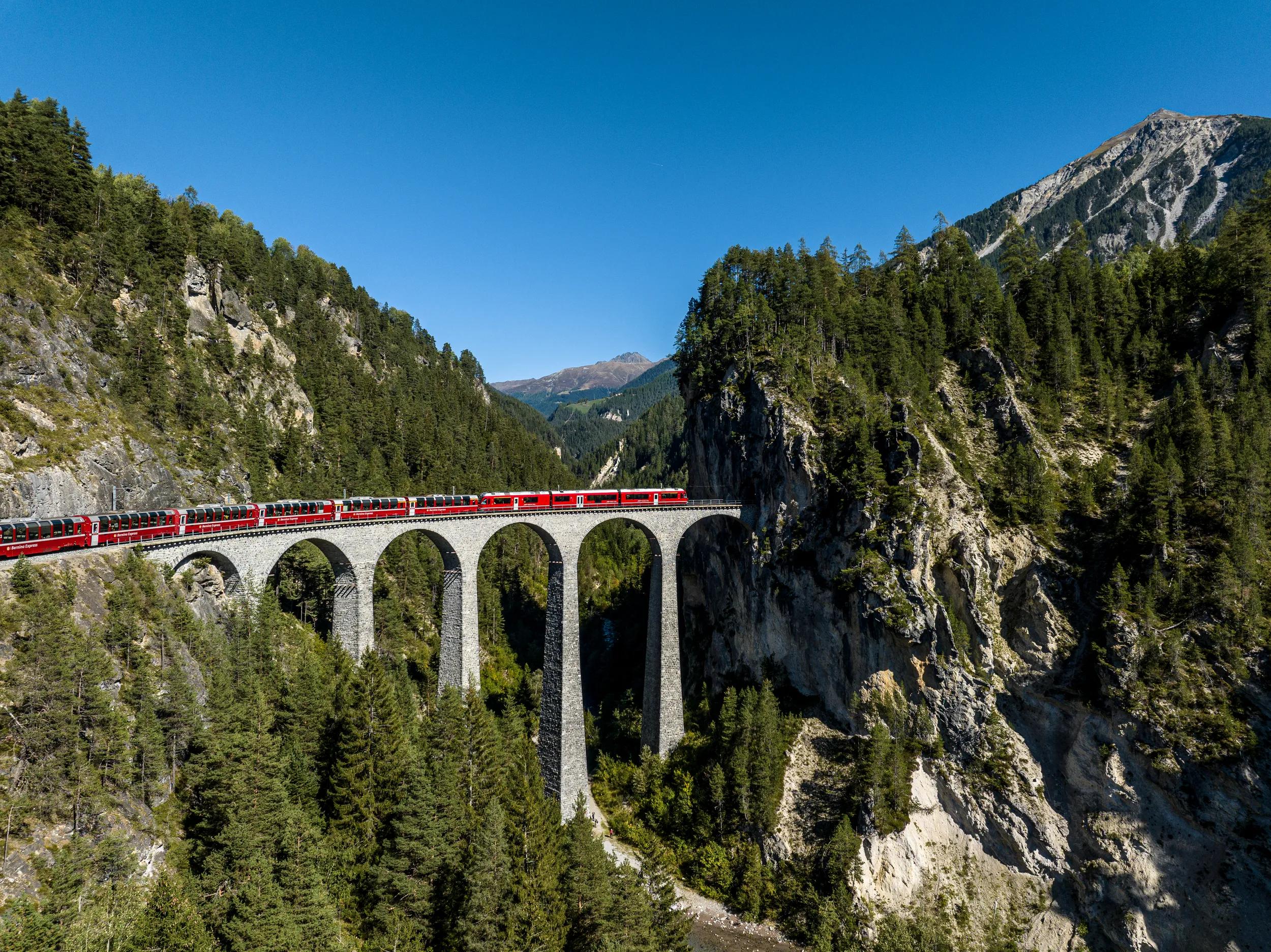  Bernina Express auf dem Landwasserviadukt