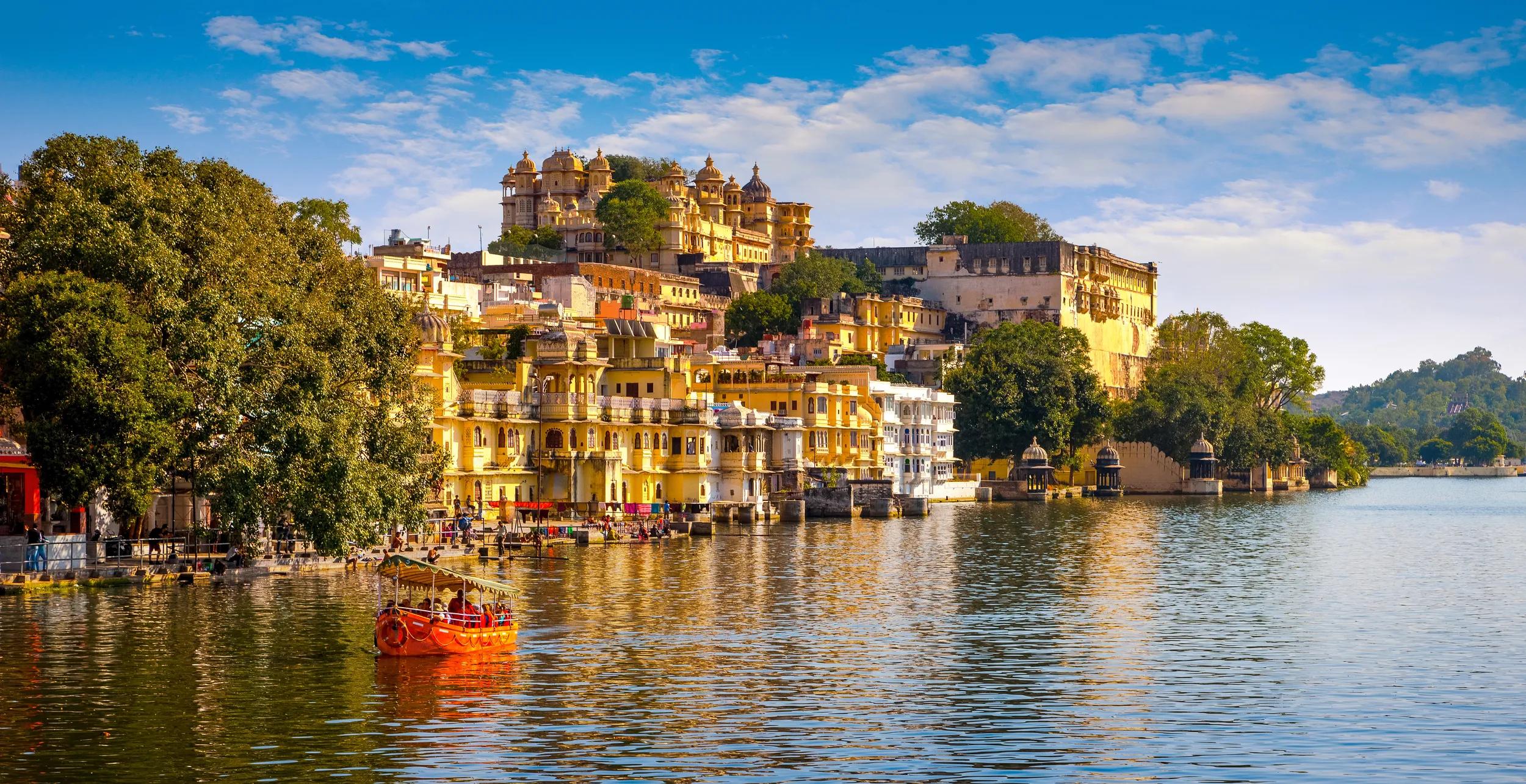City Palace and Pichola lake in Udaipur, Rajasthan, India, Asia