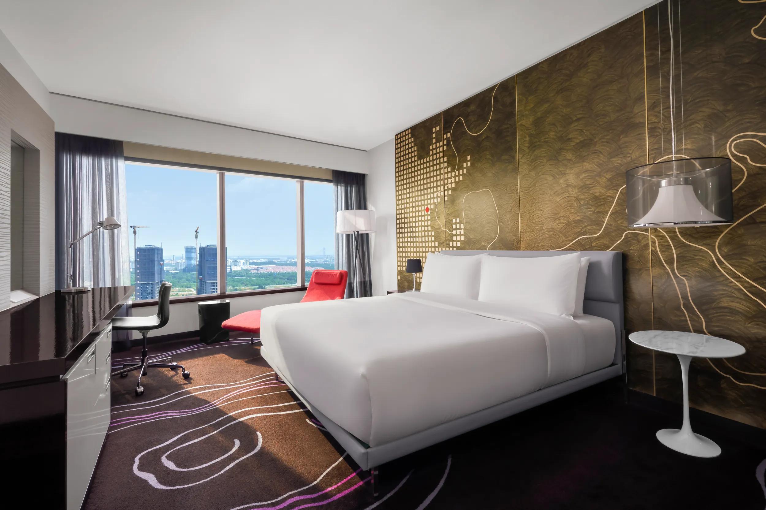 Le Meridien Saigon Hotel, Premier King Bed.