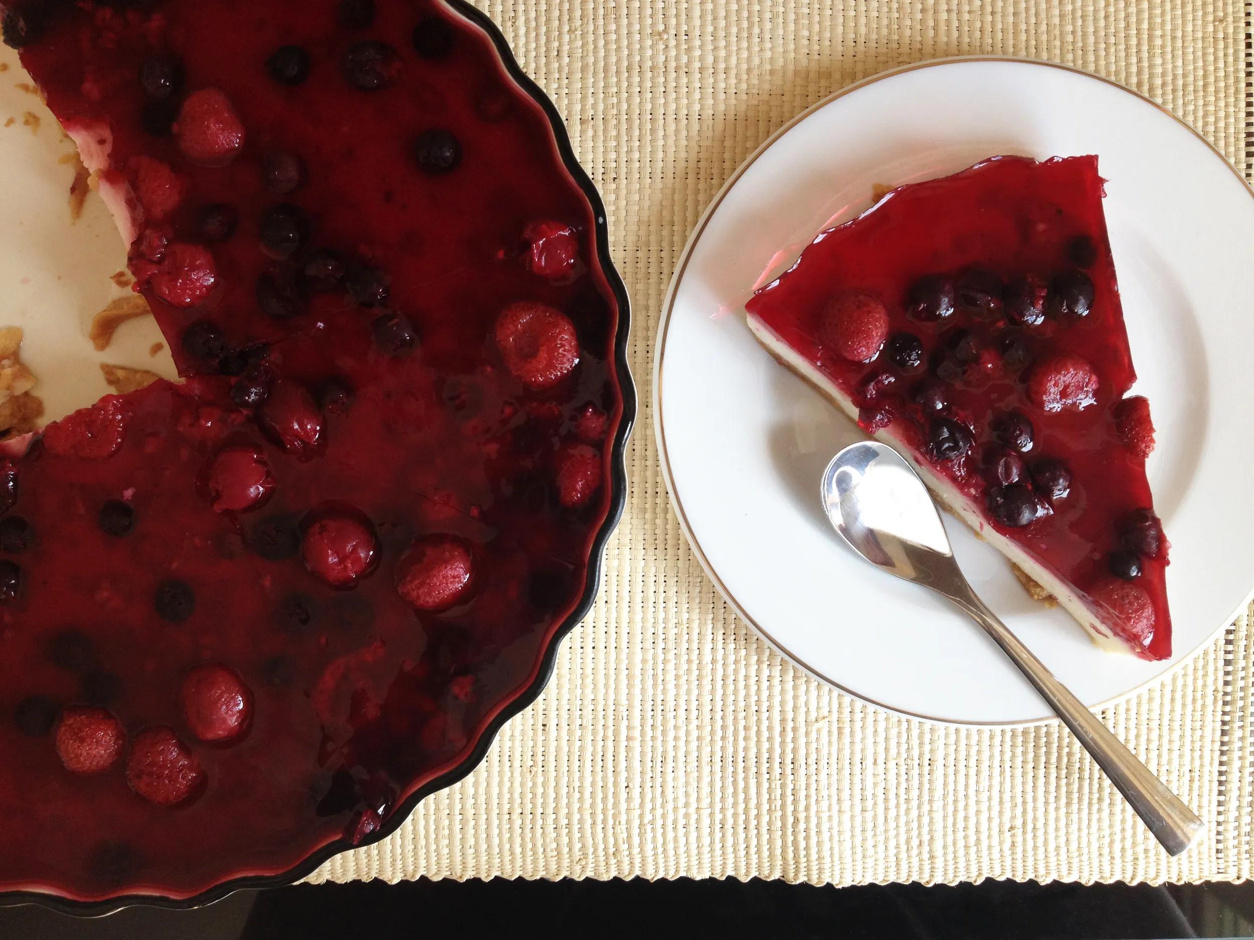 t-generic-cheese-cake-with-red-jelly-725467702-s