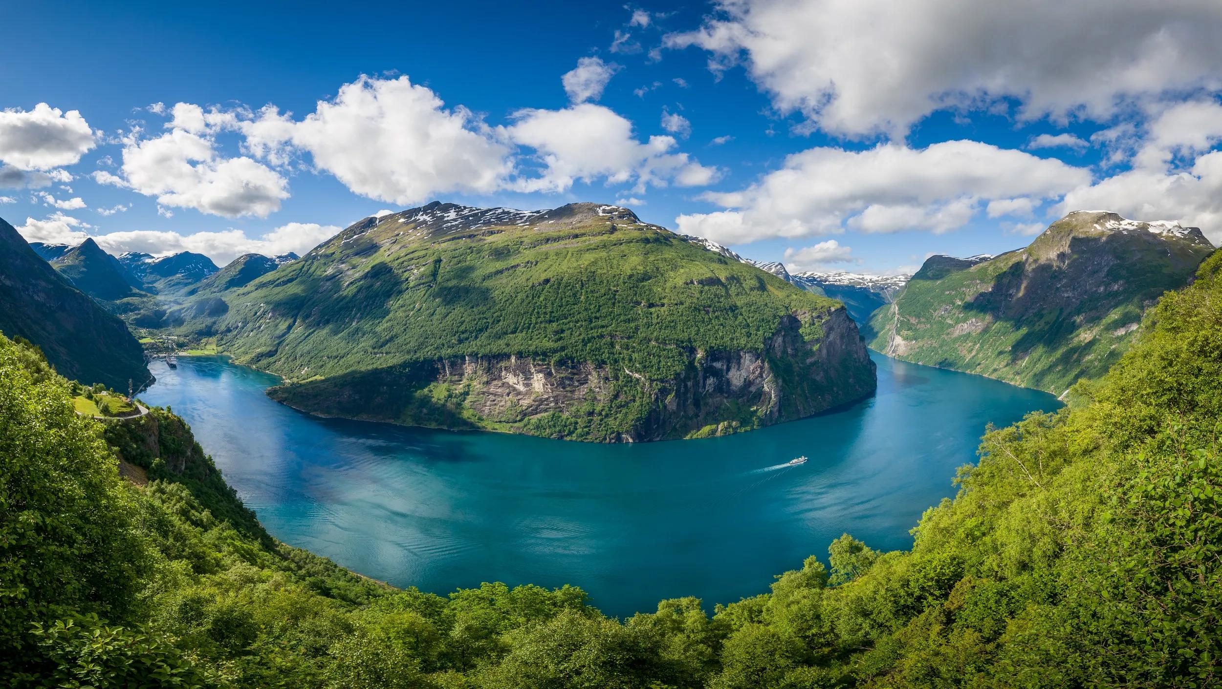 t-eu-norway-geirangerfjord-panoramic-548421886-s