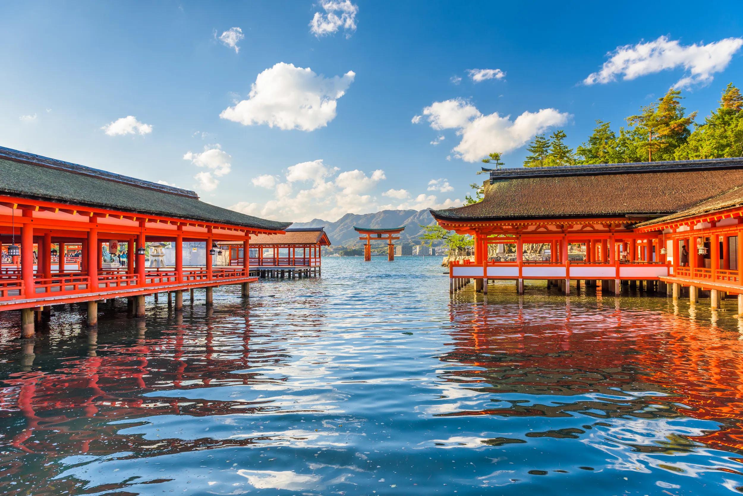 t-as-japan-hiroshima-miyajima-island-torii-gate-127796361-dt