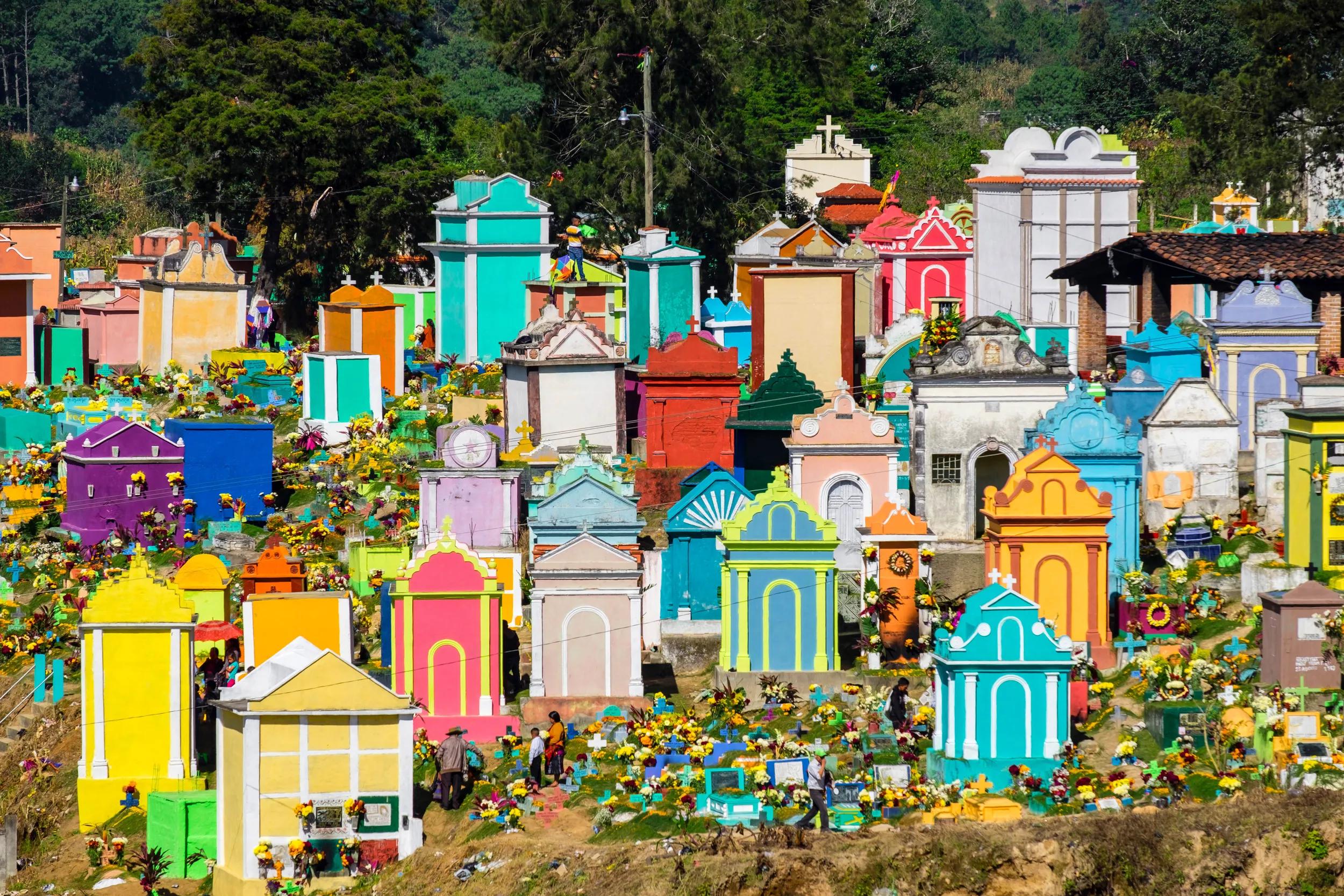 tumbas de colores, celebracion del dia de muertos en el Cementerio General, Santo Tomás Chichicastenango, República de Guatemala, América Central