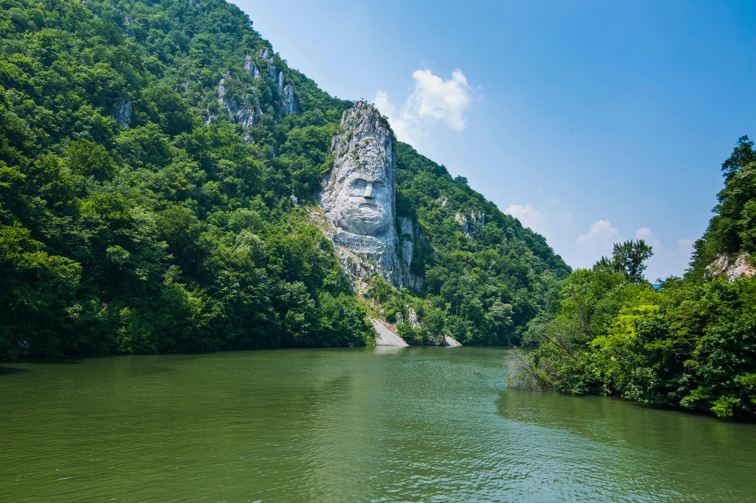 a-eu-romania-iron-gates-rock-sculpture-decebalus-EFYFK3-al