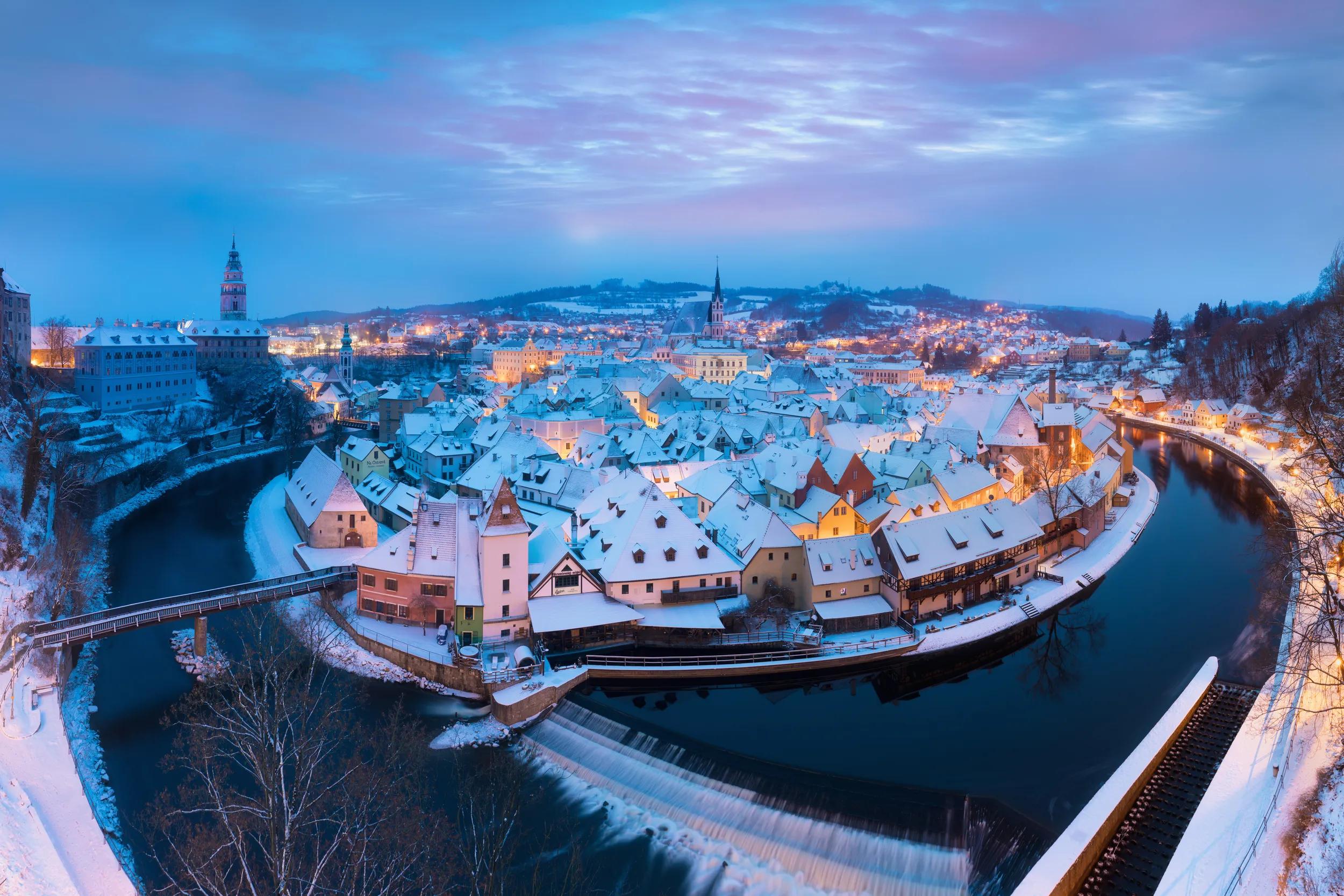t-eu-czech-republic-cesky-krumlov-winter-1923298493-s