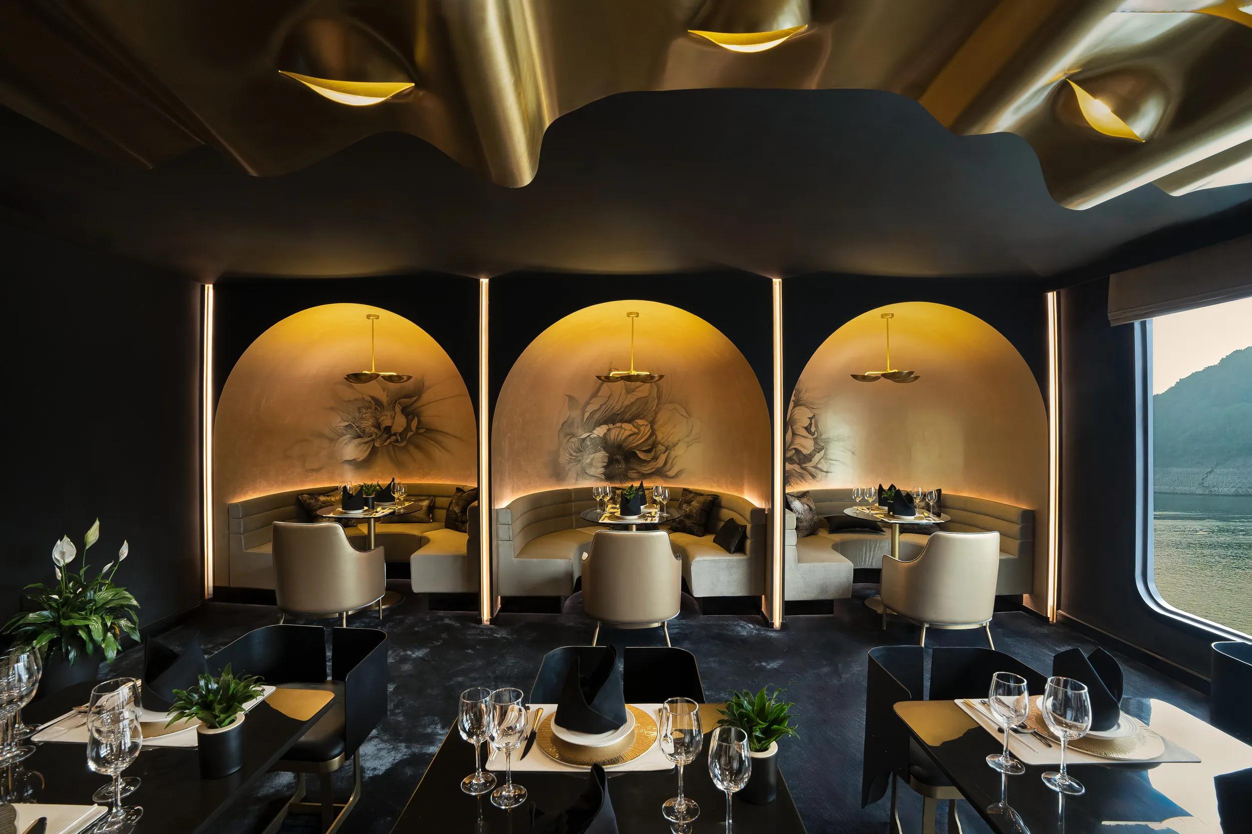 Petrus Restaurant, Ship Yangzi Explorer.