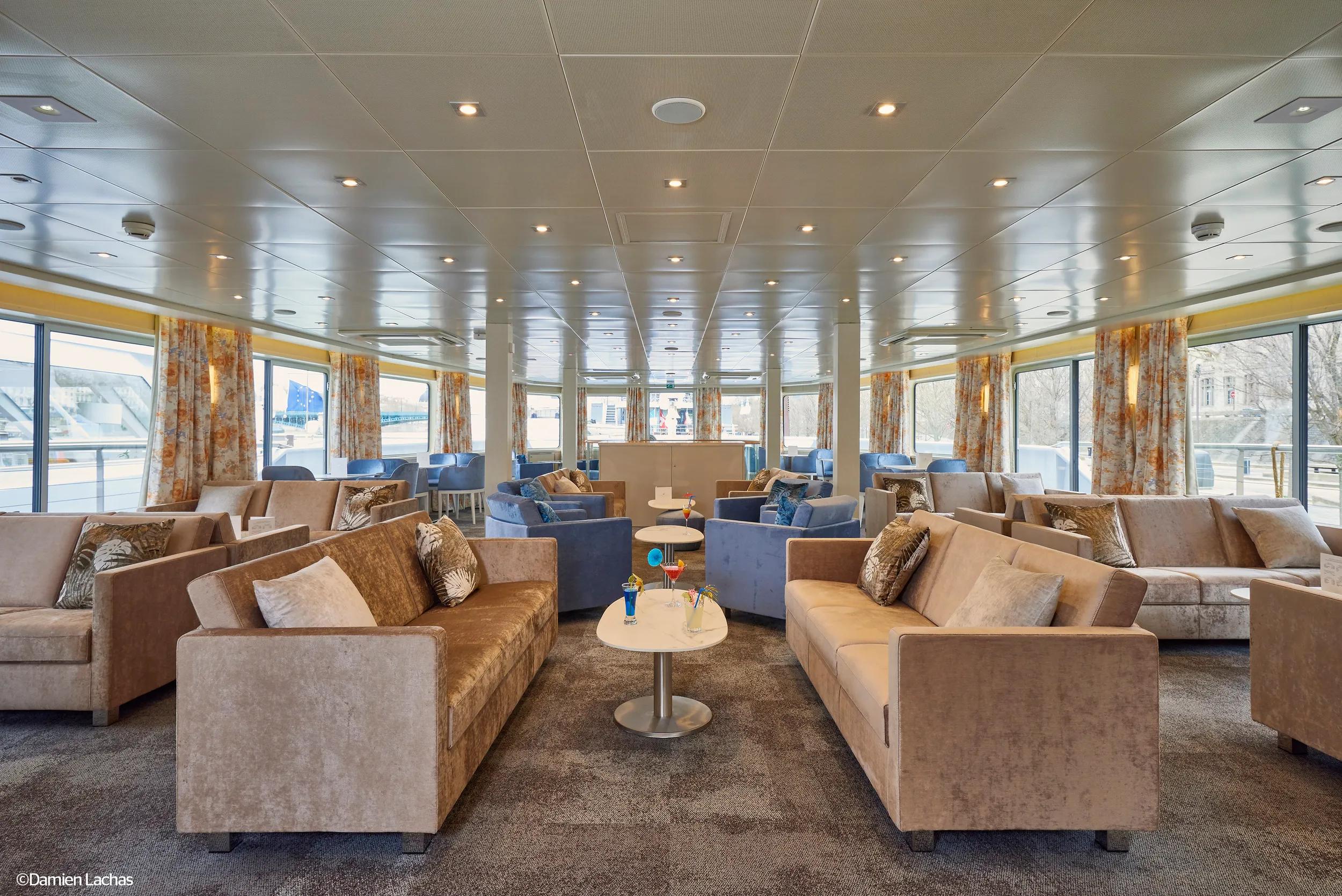 Salon-Bar du paquebot de croisière le Van Gogh en mars 2018.