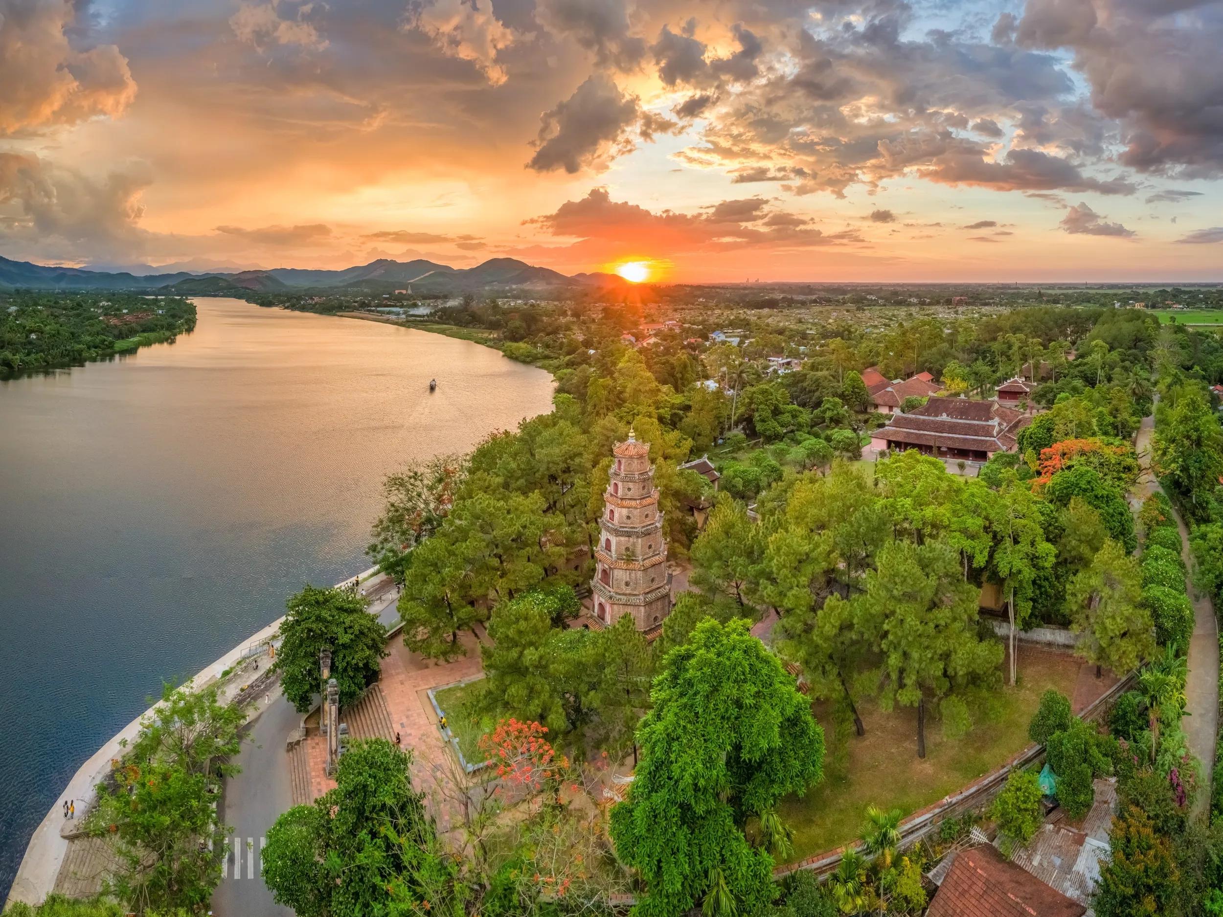 a-as-vietnam-hue-perfume-river-2199772385-s