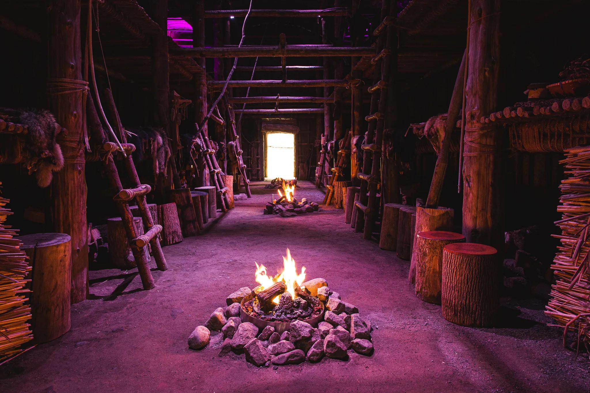 Interior First Nations Long House, Hôtel-Musée Premières Nations - First Nations Experience