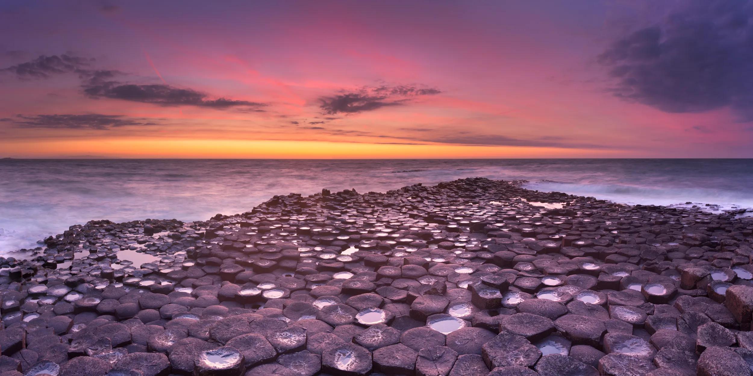 a-eu-ireland-giants-causeway-sunset-587526454-g-rf