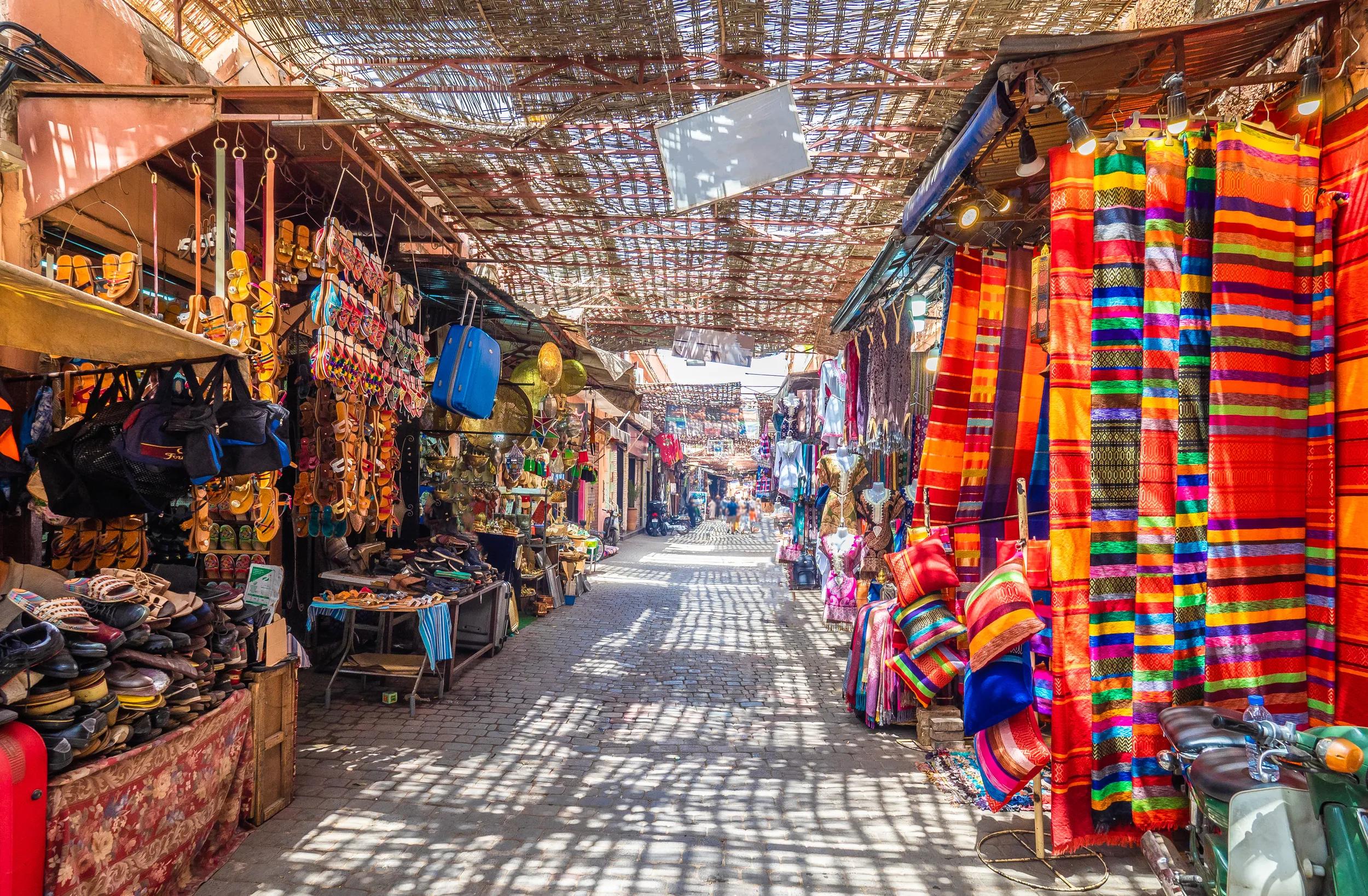 t-afr-morocco-marrakech-colourful-souk-market-1147478209-g-rf
