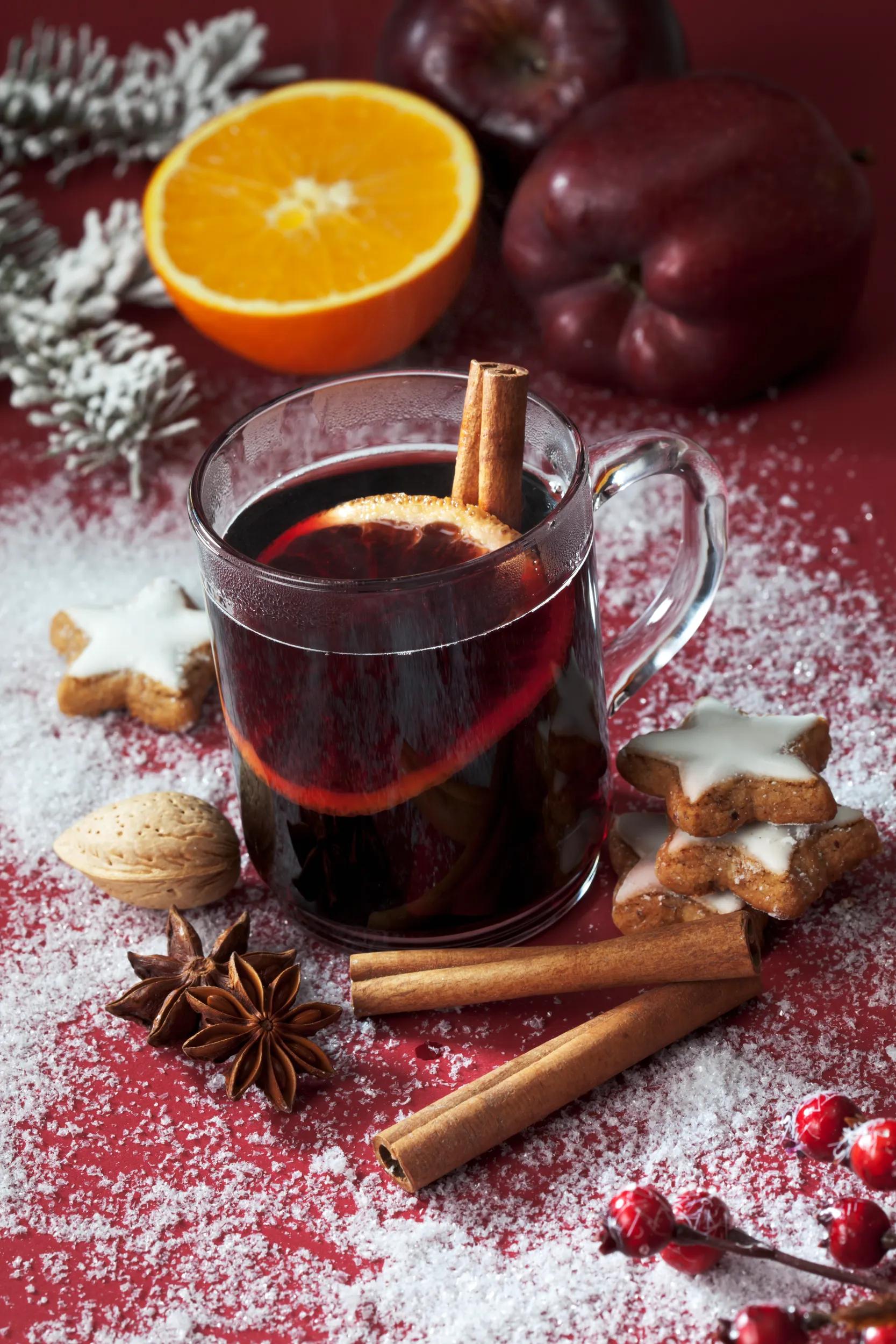 Glühwein mit Orangenscheibe, Zimtsterne und Zimtstangen, getrocknete Orangenscheibe, Orange, Tannenzweig, Anissterne, Weihnachtsplätzchen, Weihnachtsgebäck, Puderzucker ,Backzutaten, Nikolaus, Advent, Vorweihnachtszeit, Weihnachtsgeschenk,Weihnachtsbäckerei, Gebäck,  Christbaumschmuck, Weihnachten, xmas, x-mas, rotbrauner Fond,  Studio