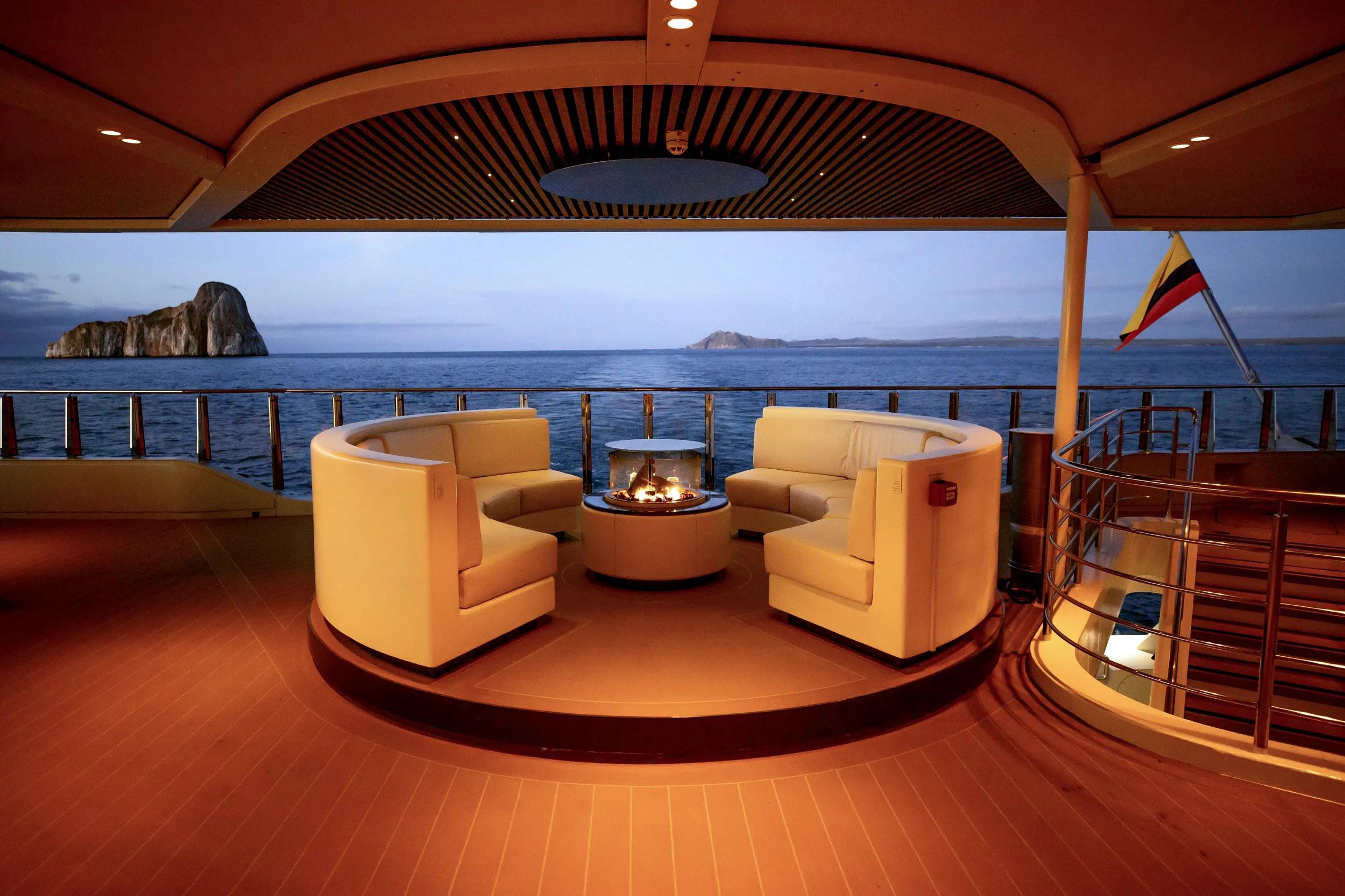 Explorer Lounge, Silver Origin.