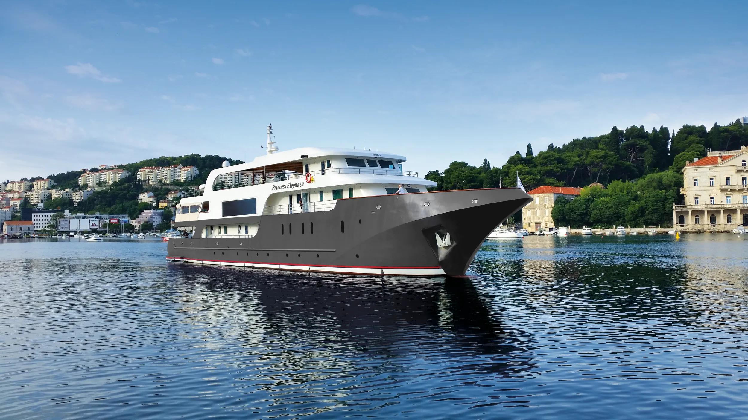 Photoshopped dark grey and window made as one -Leyna.
Ship is being painted to this