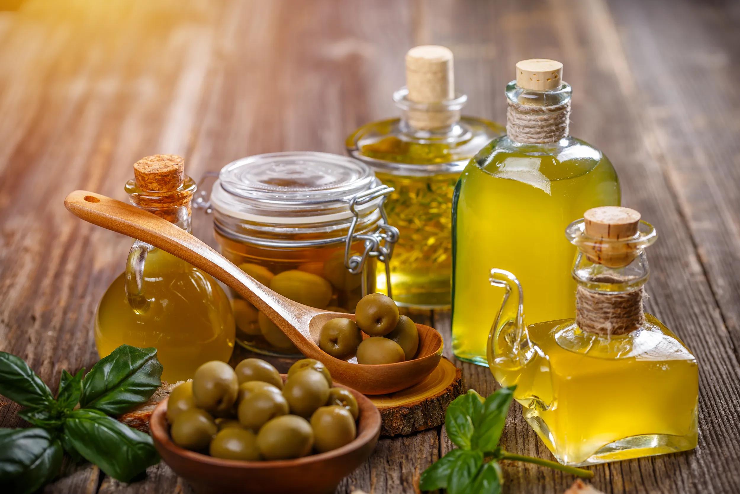 t-eu-greece-glass-bottles-olive-oil-1319076135-g-rf