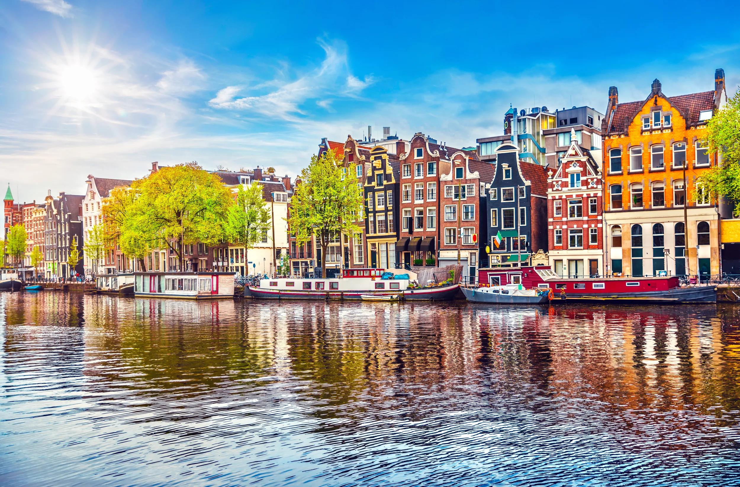 a-eu-netherlands-amsterdam-river-amstel-93678344-dt