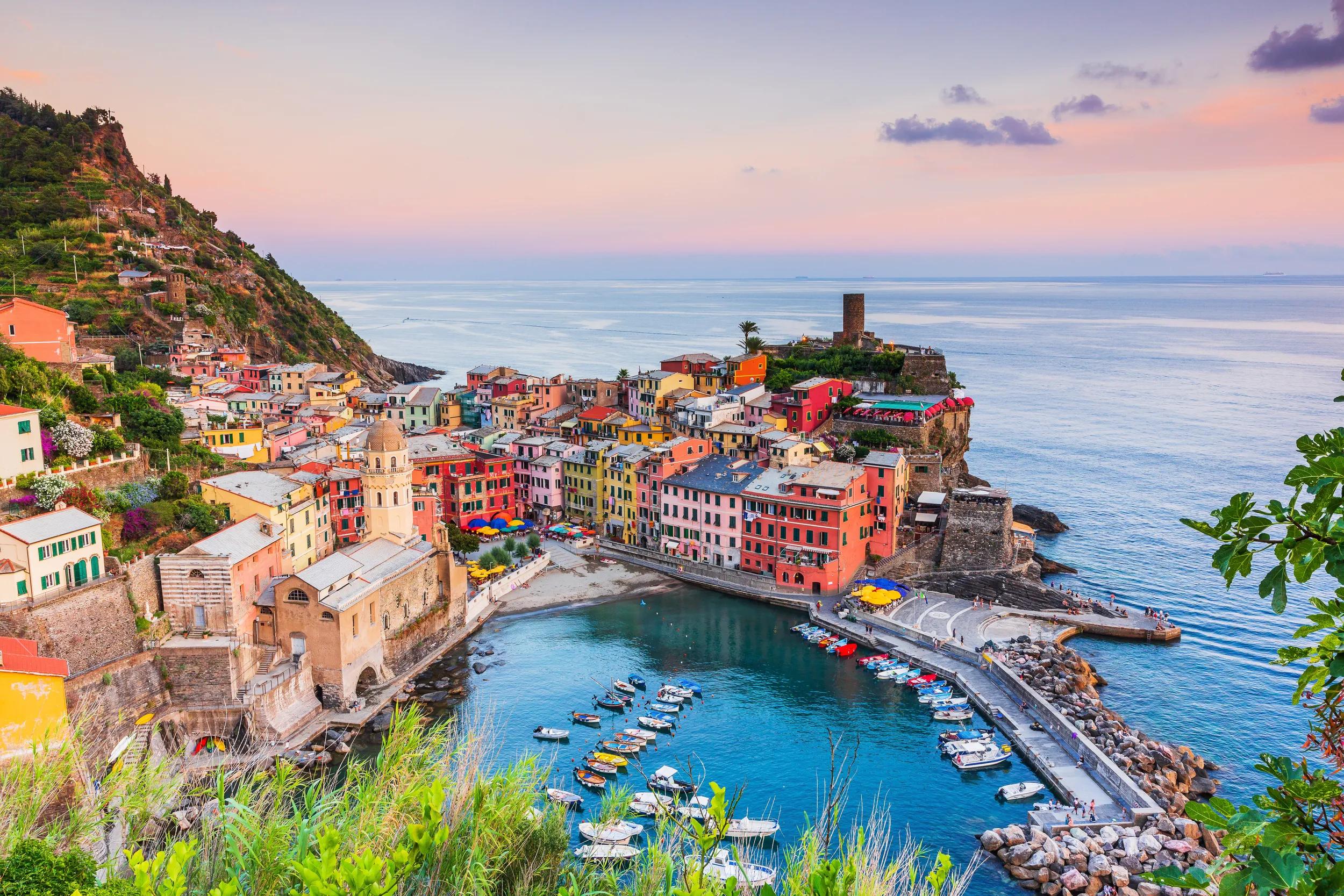 a-eu-italy-cinqueterre-vernazza-village-312434155-as
