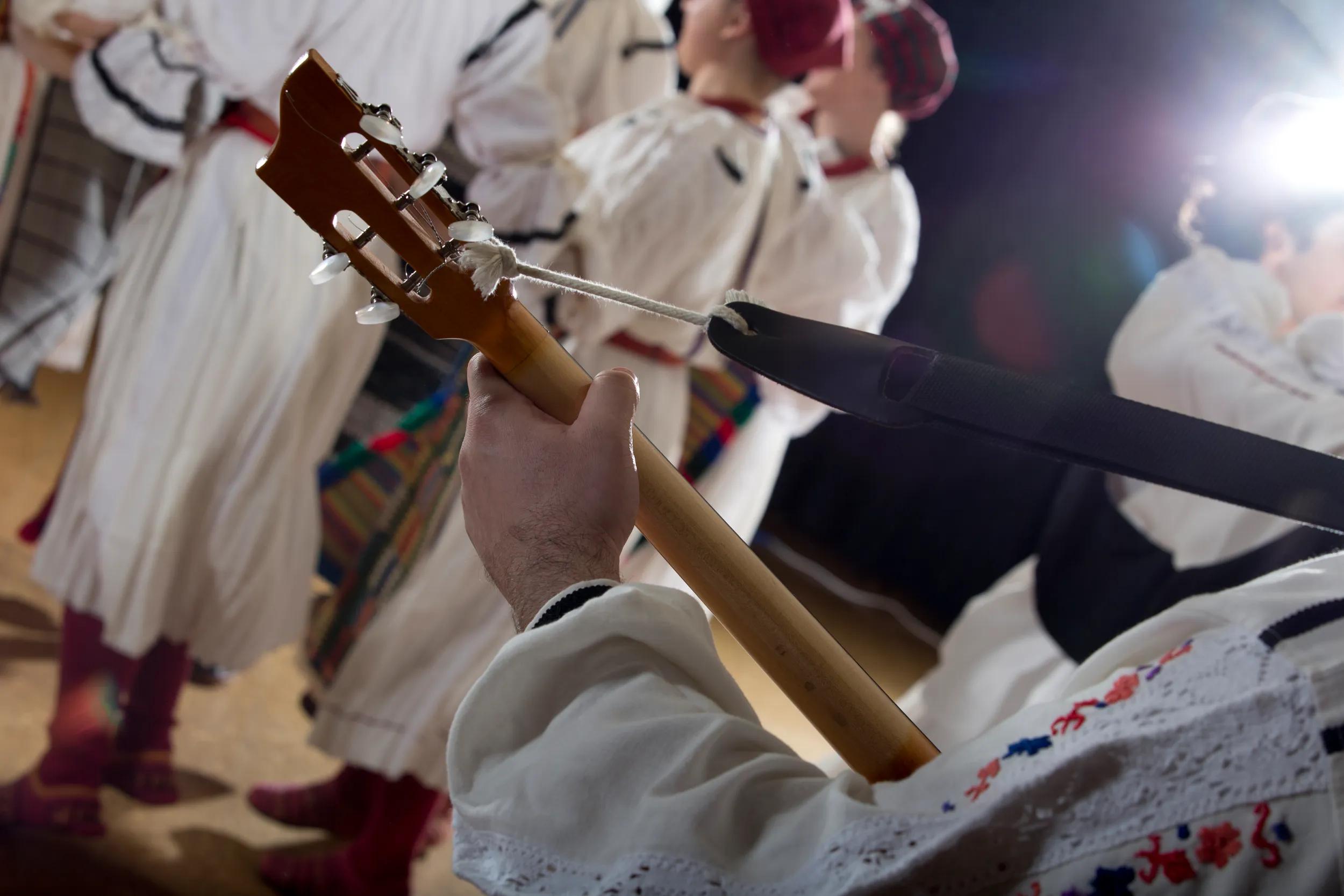 a-eu-croatia-guitarist-with-folk-dancers-187338144-g-rf