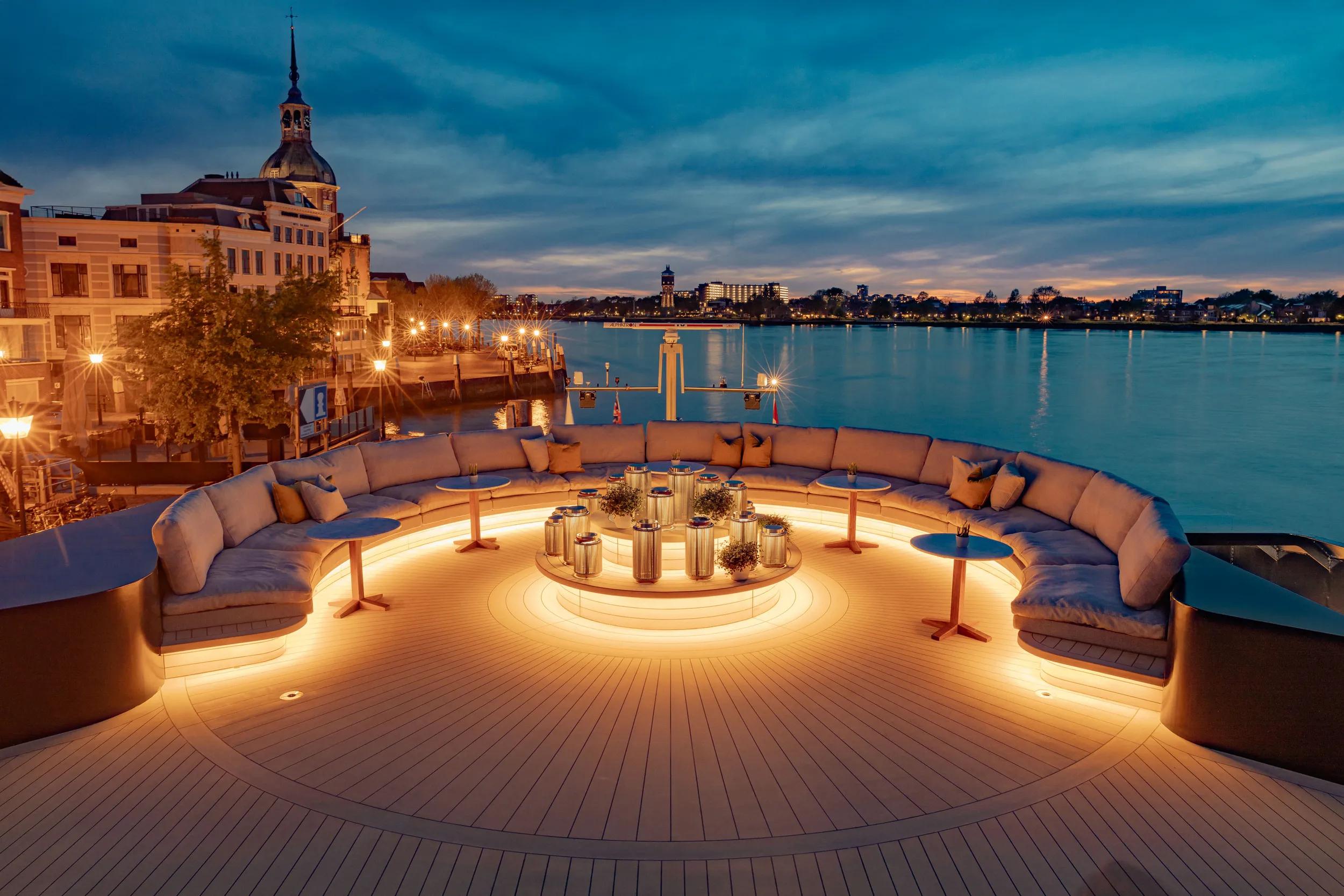 APT Solara, conversation lounge.