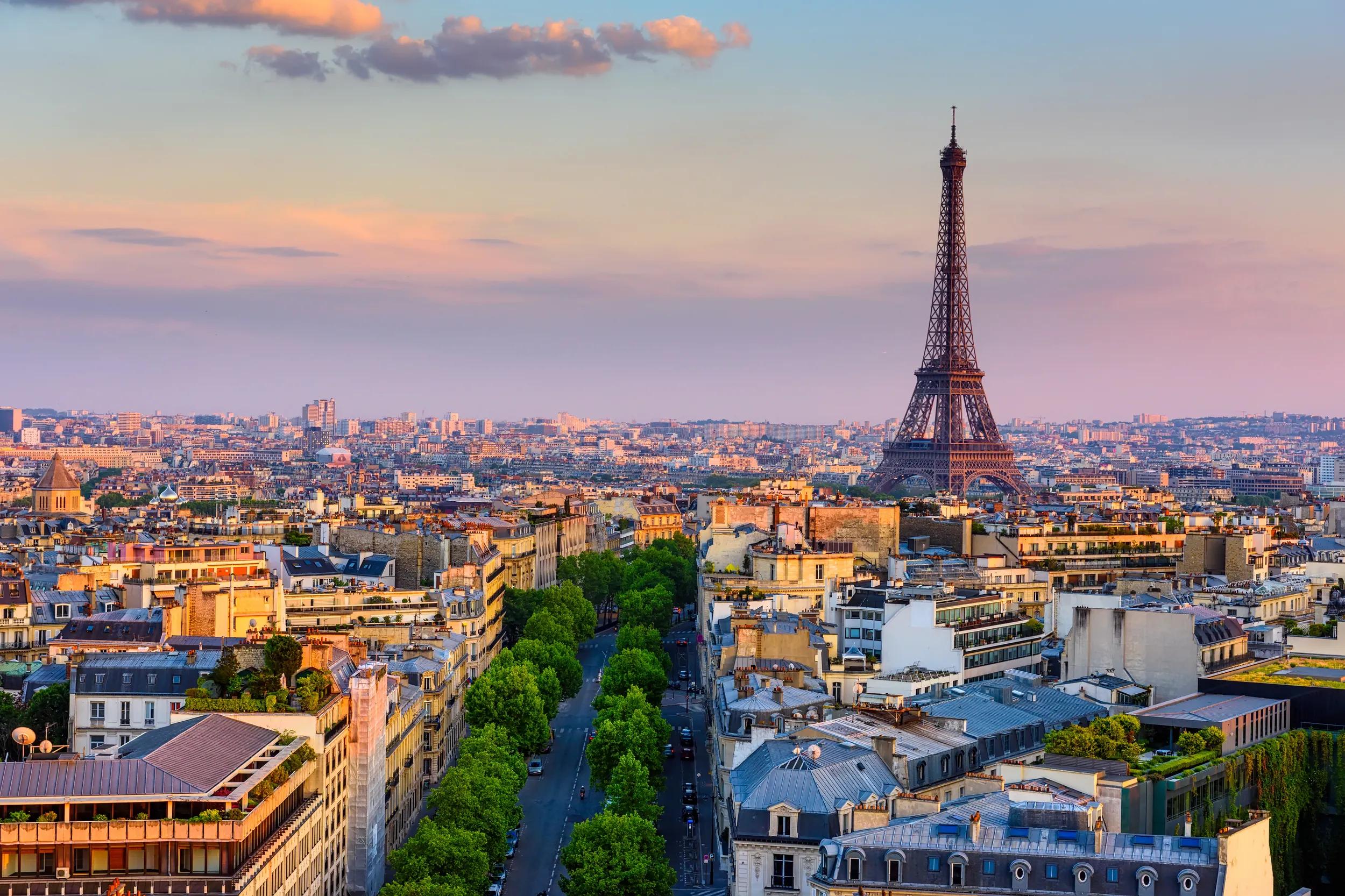 a-eu-france-paris-skyline-214741146-as