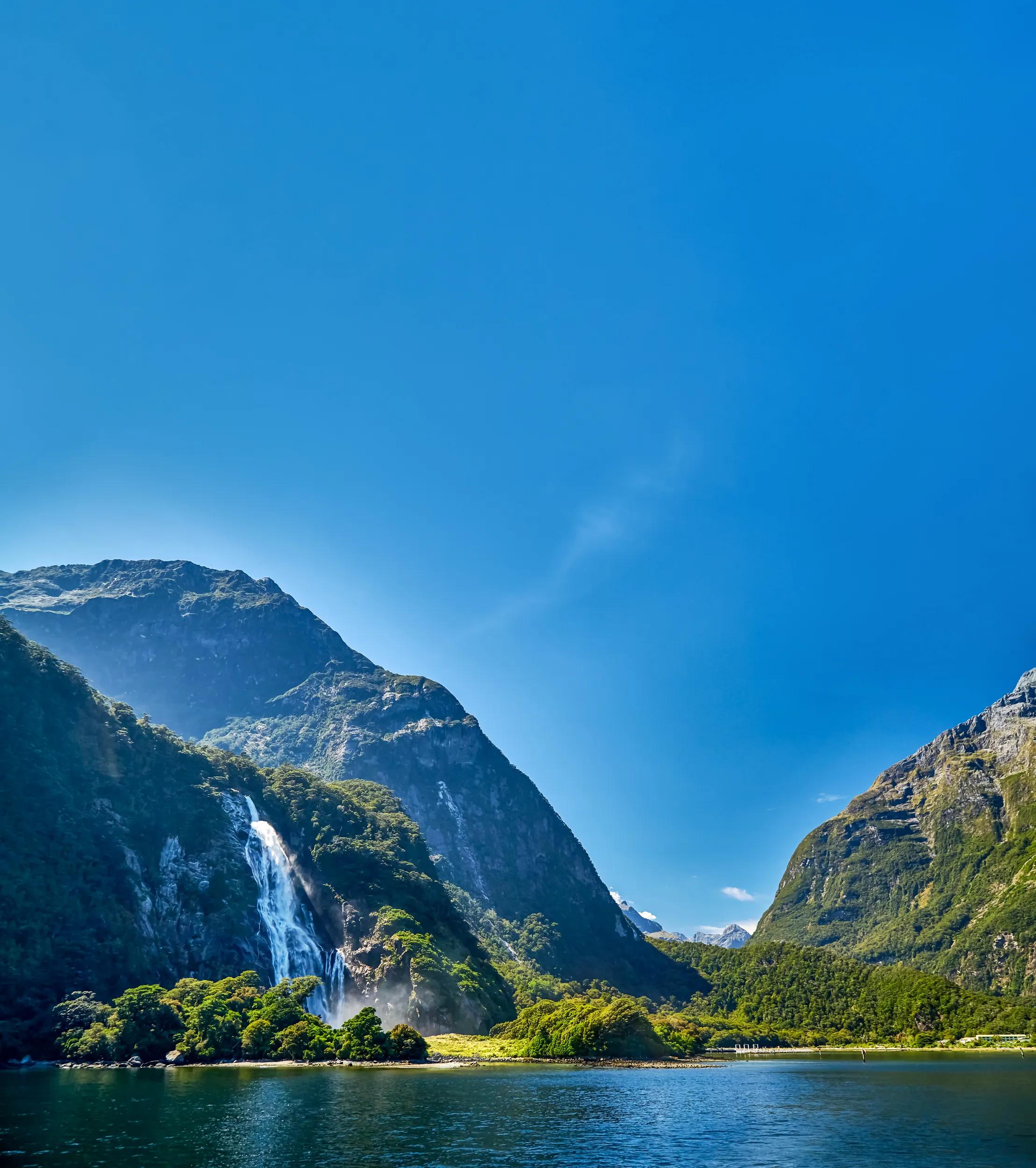 the Rushing water of Bowen falls, it is the biggest waterfall in the Milford Sounds area at 162 meters ( 531 feet ) tall and drains into the head of Milford Sound, it also supplies the water source and electricity for the small town of Milford Sound, Fiordland National Park, Southland, New Zealand