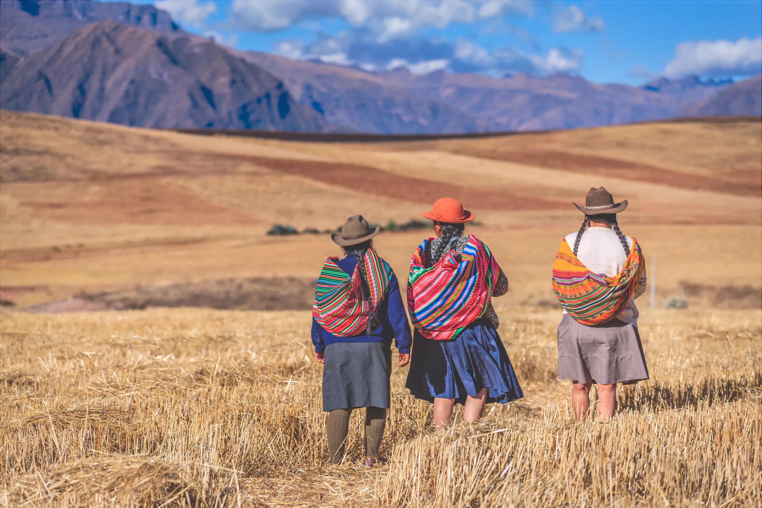 a-sca-peru-sacred-valley-women-dry-landscape-1455977070-g-rf