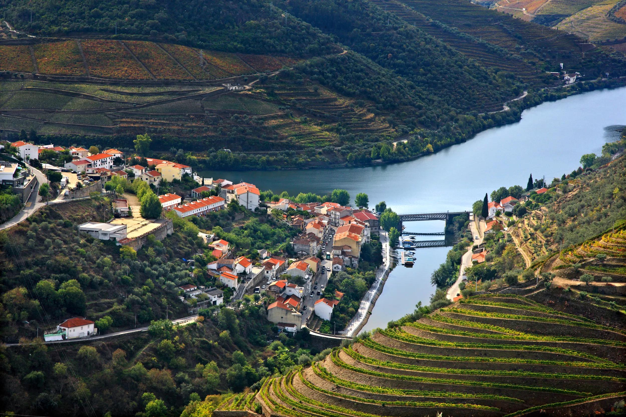 a-eu-portugal-pinhao-douro-river-700829047-s