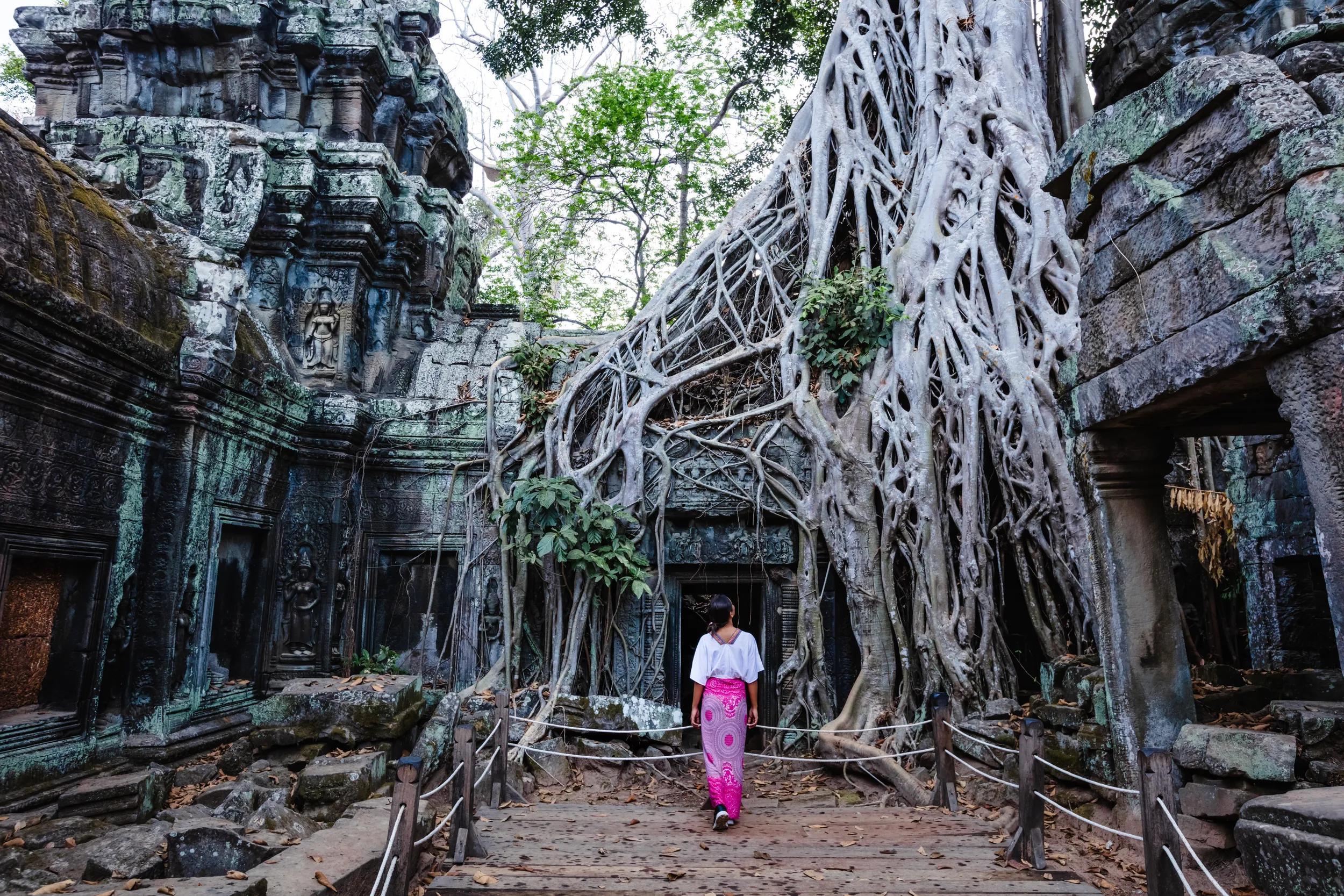 a-as-cambodia-ta-prohm-temple-siem-reap-1304987239-g