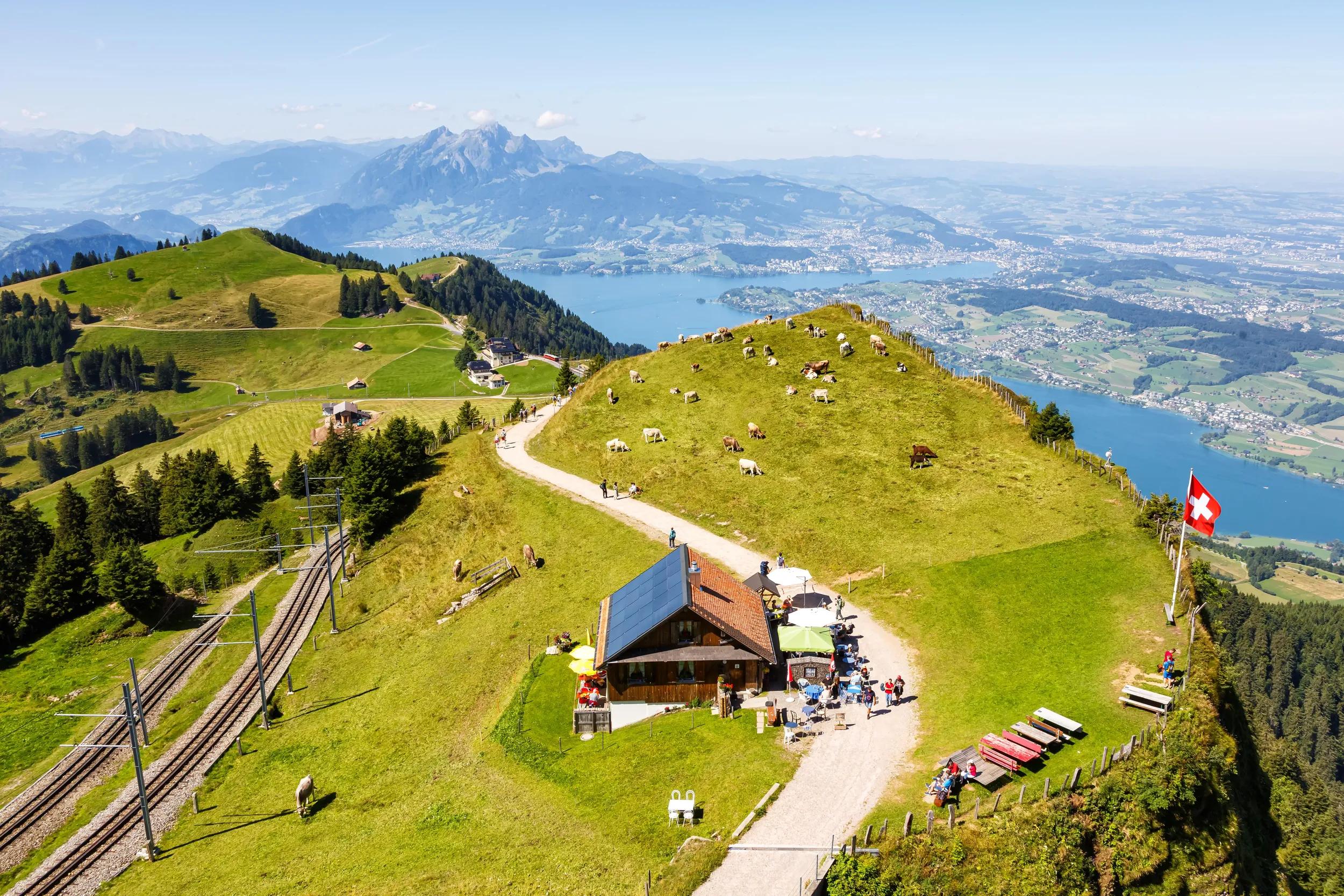 Rigi, Schweiz - 11. August 2023: Blick vom Berg Rigi auf Stadt Luzern, Vierwaldstättersee und Pilatus Alpen Berge in Rigi, Schweiz.