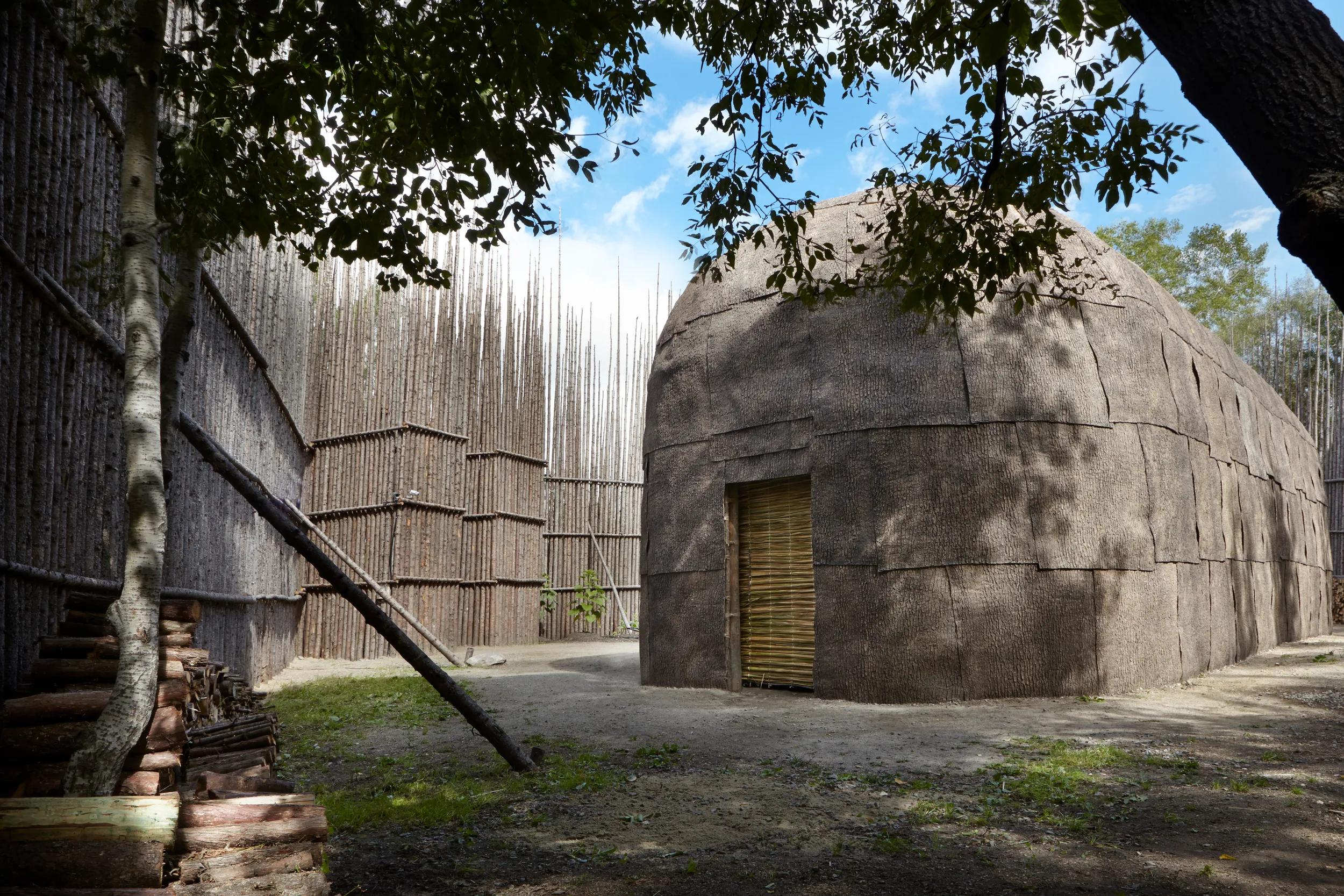 Exterior First Nations Long House, Hôtel-Musée Premières Nations - First Nations Experience