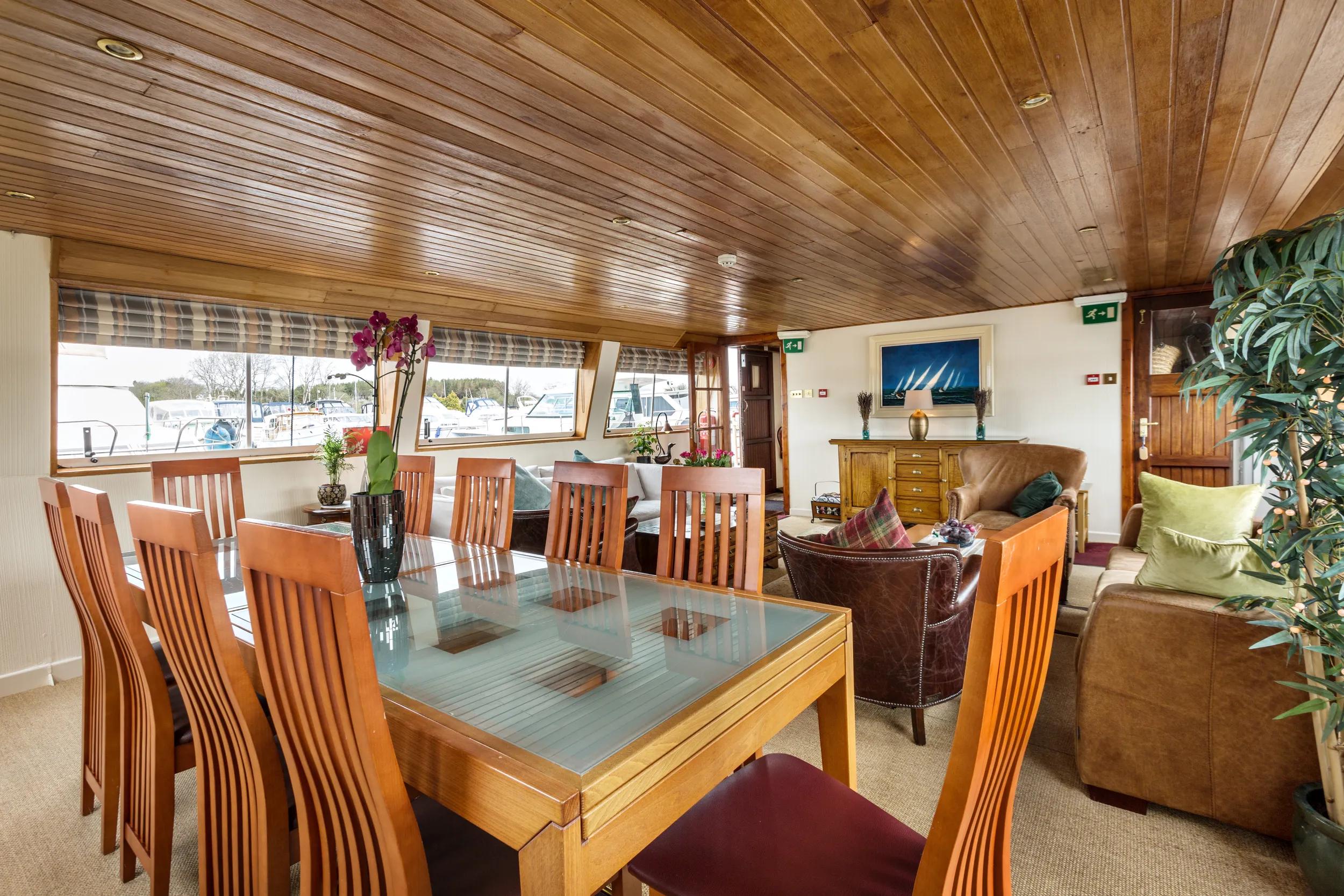 (C) Corin Bishop 2015/16