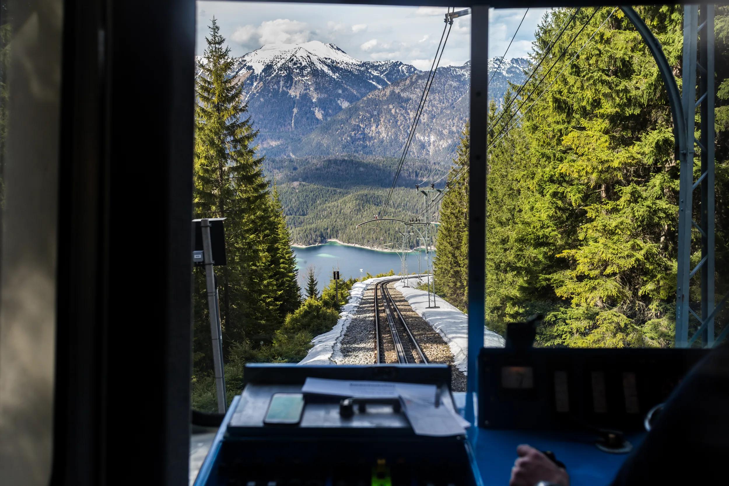 t-eu-germany-zugspitze-railway-with-view-967418914-g-rf
