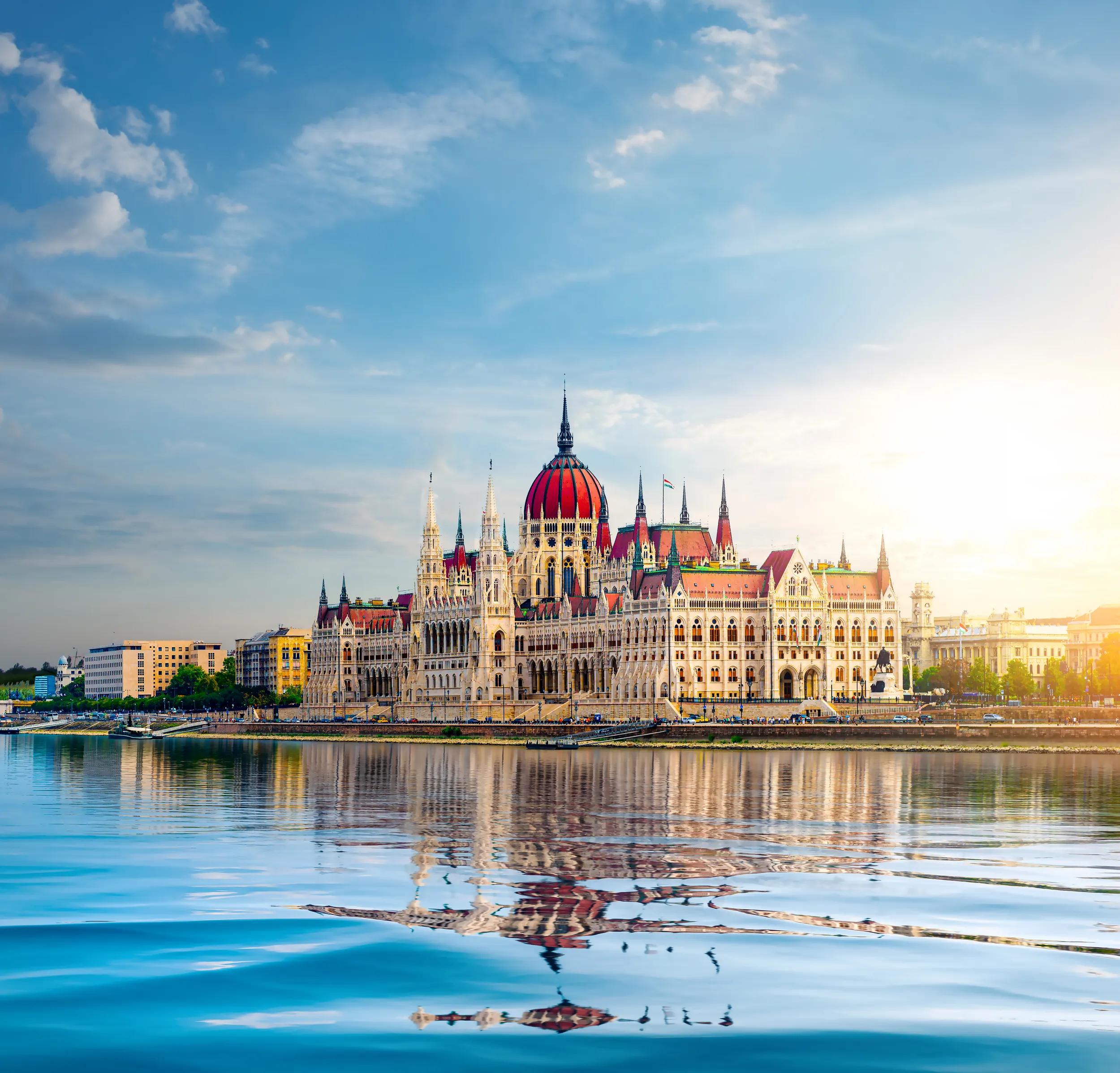 a-eu-hungary-budapest-parliament-building-153745578-dt