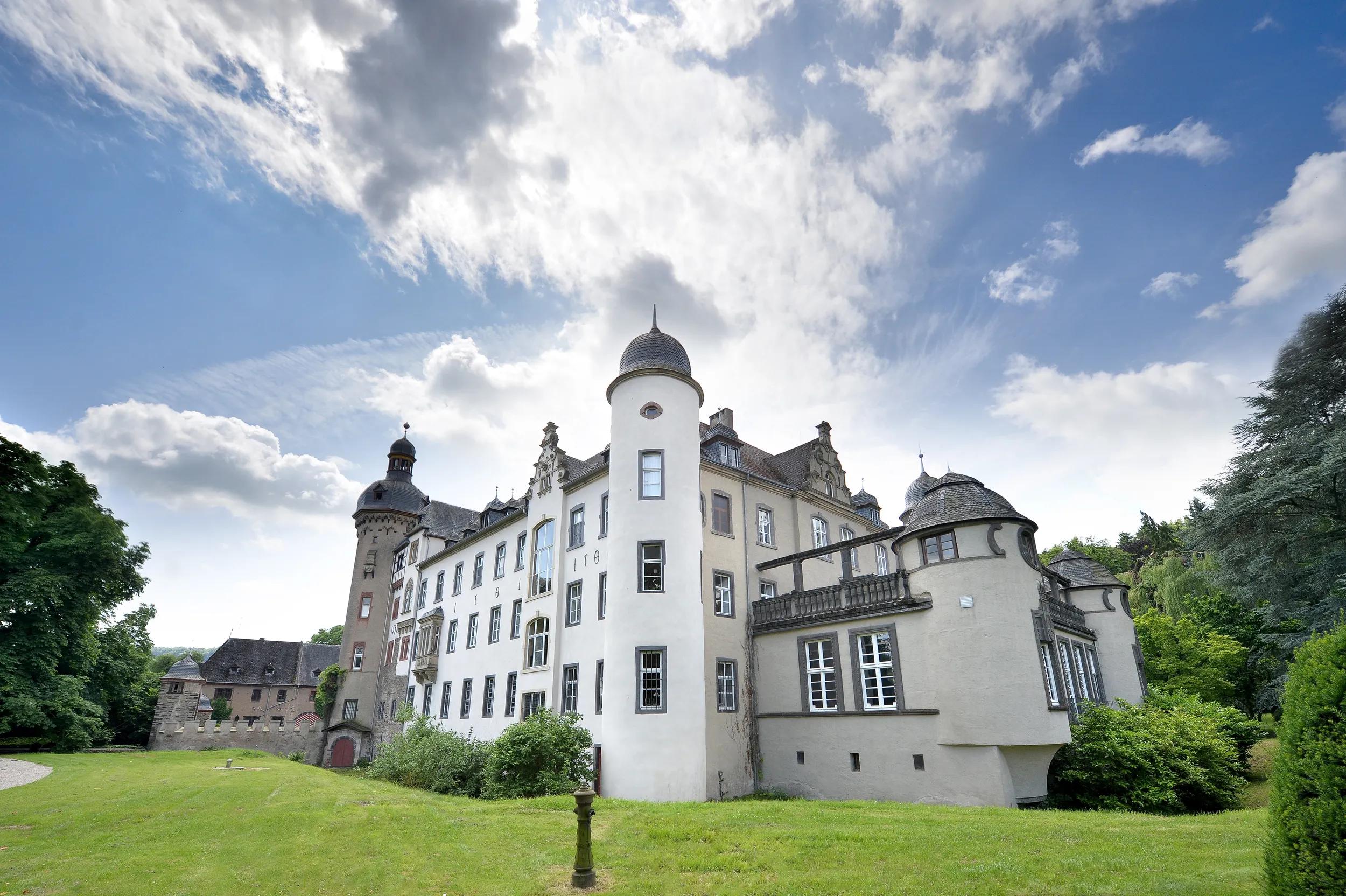 Namedy Castle (or Burg Namedy) is located in the Rhine valley, close to the village of Namedy in Andernach, Germany.