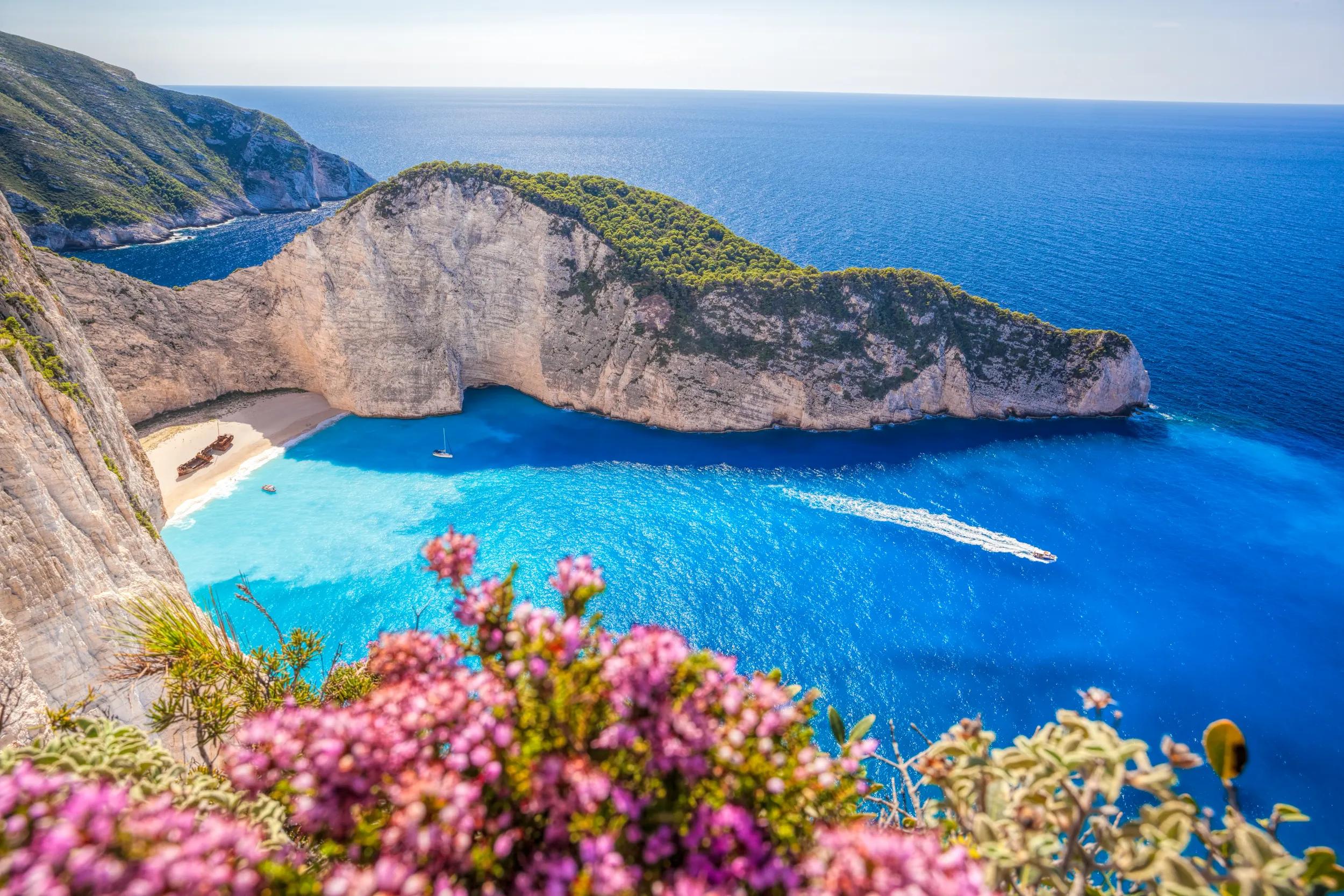 a-eu-greece-zakynthos-navagio-beach-645015514-g-rf