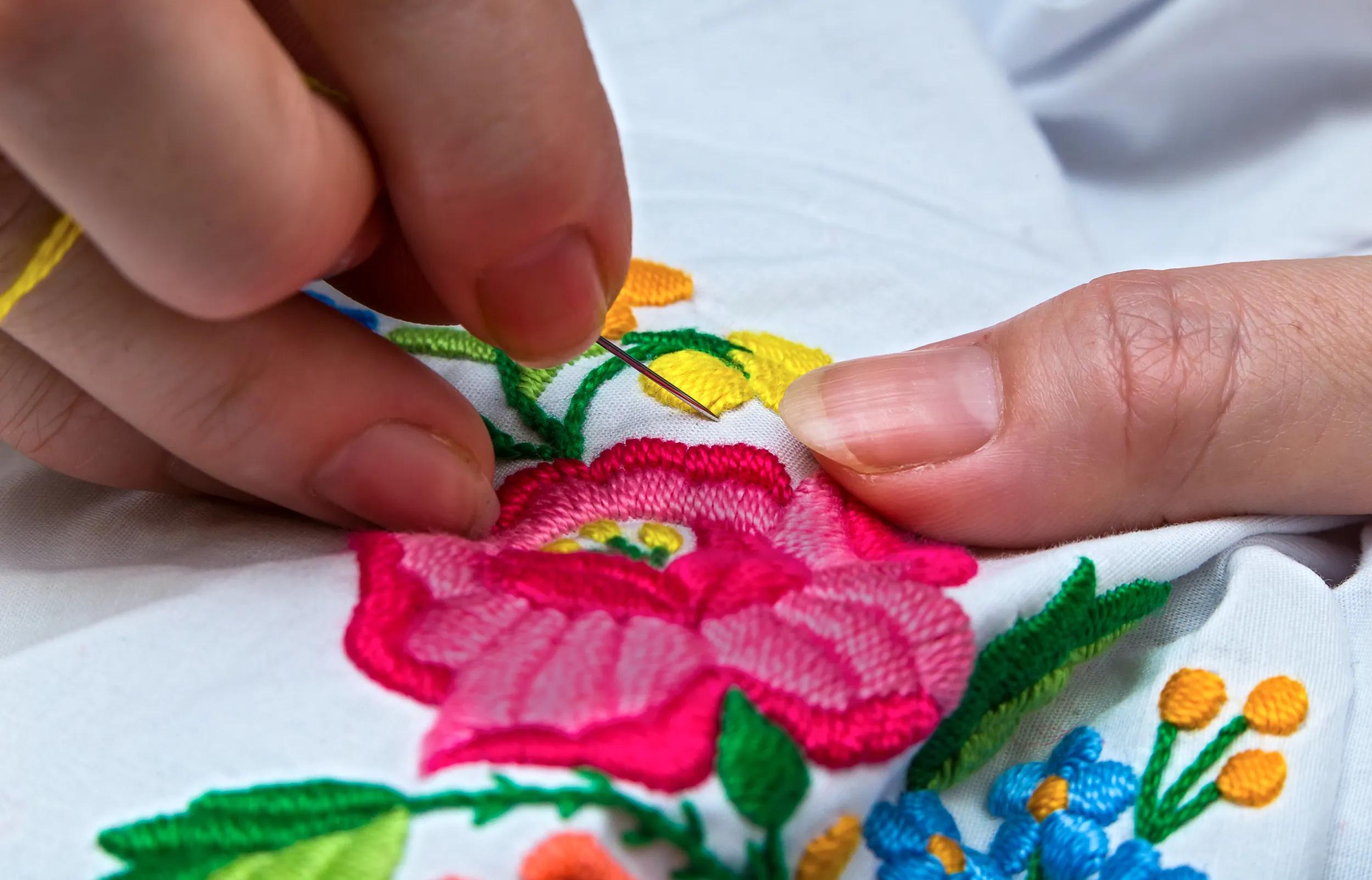 a-eu-generic-hungarian-arts-and-crafts-needlework-517303740-g-rf