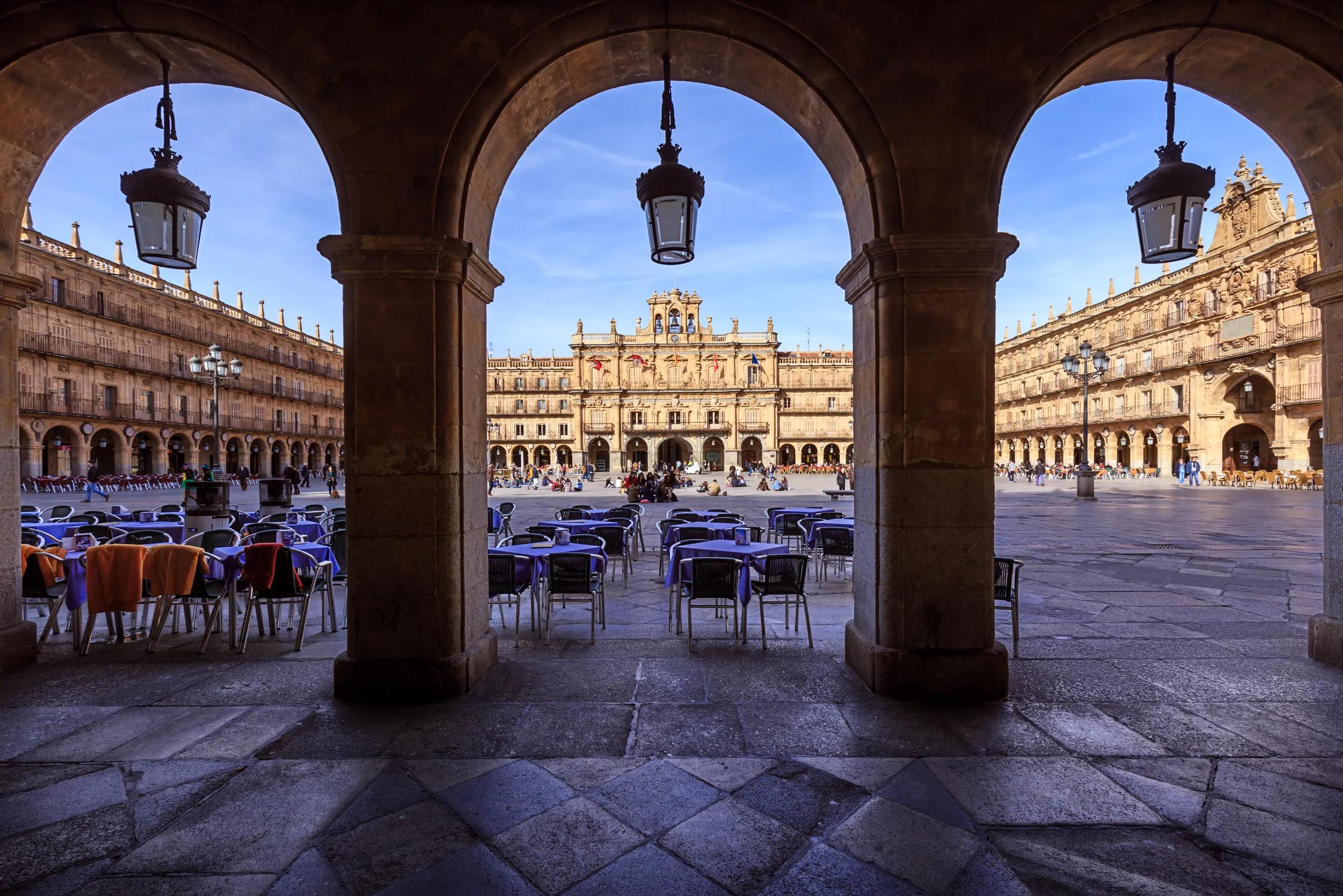 a-eu-spain-salamanca-main-public-square-653836656-g-rf