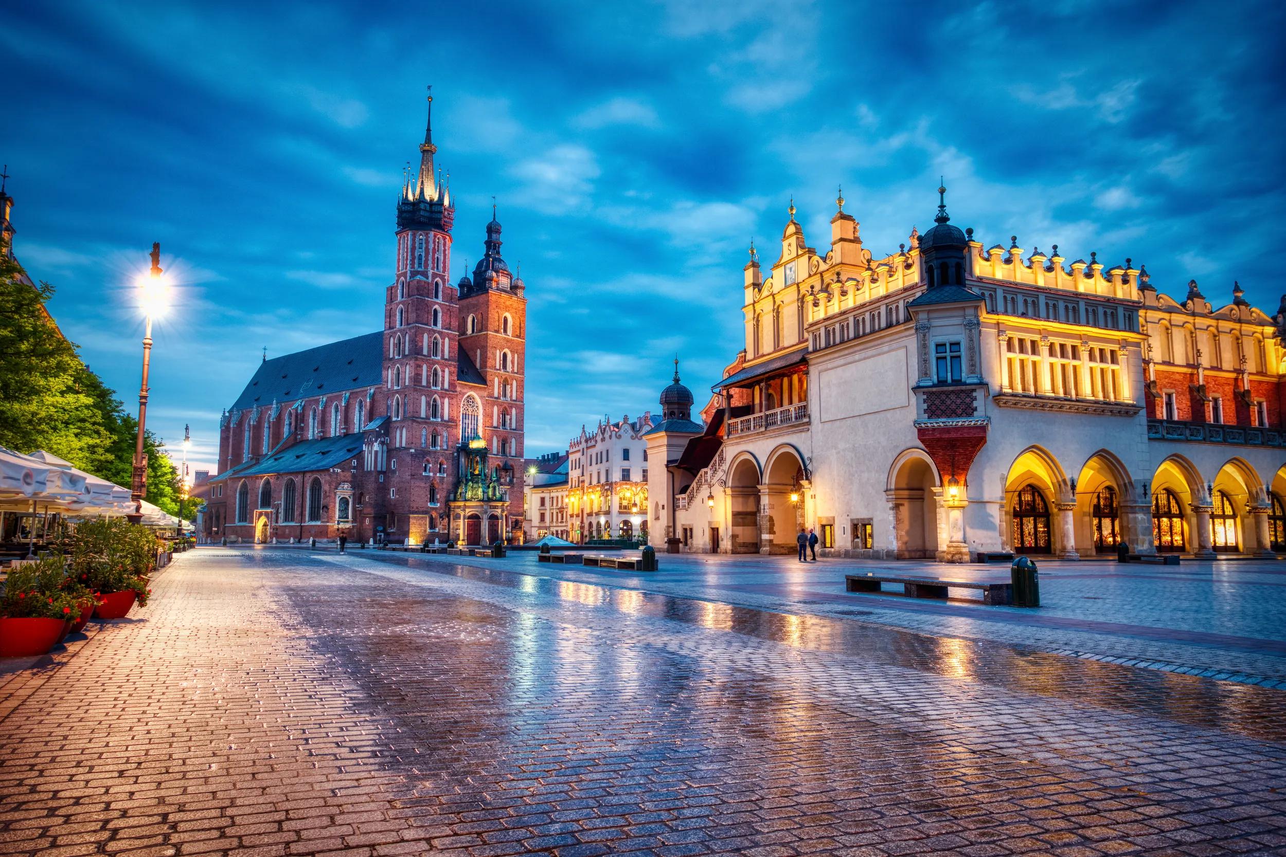a-eu-poland-krakow-main-square-162401783-dt