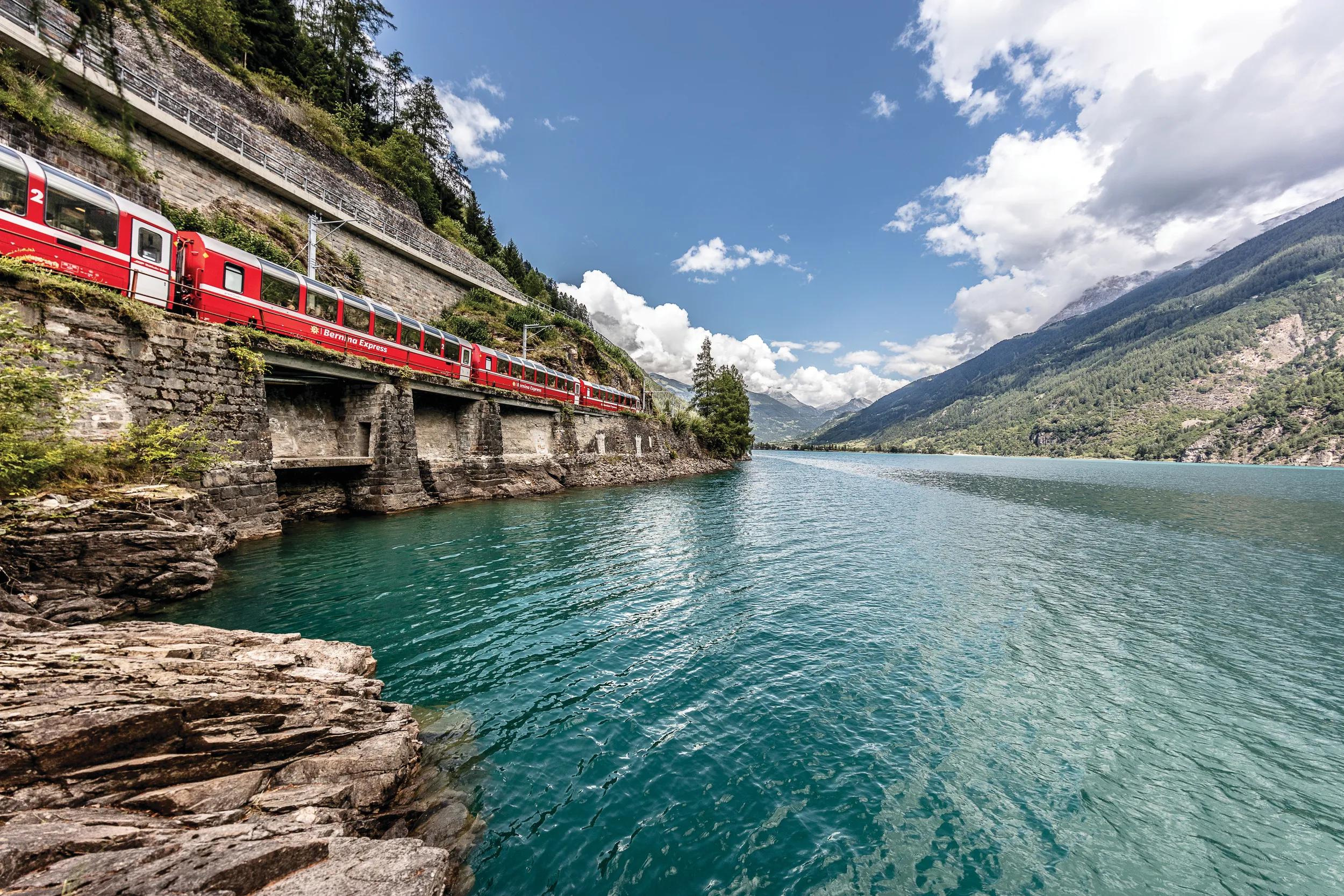 Rhaetische Bahn/RhB - Der Bernina Express entlang des Lago di Poschiavo. Eine Fahrt von den Gletschern zu den Palmen...Rhaetian Railway/RhB - Bernina Express running beside Lake Poschiavo. ..Ferrovia retica/FR - Il Bernina Express lungo il Lago di Poschiavo. Un viaggio dai ghiacciai alle palme..Copyright by Rhaetische Bahn By-line: swiss-image.ch/Andrea Badrutt